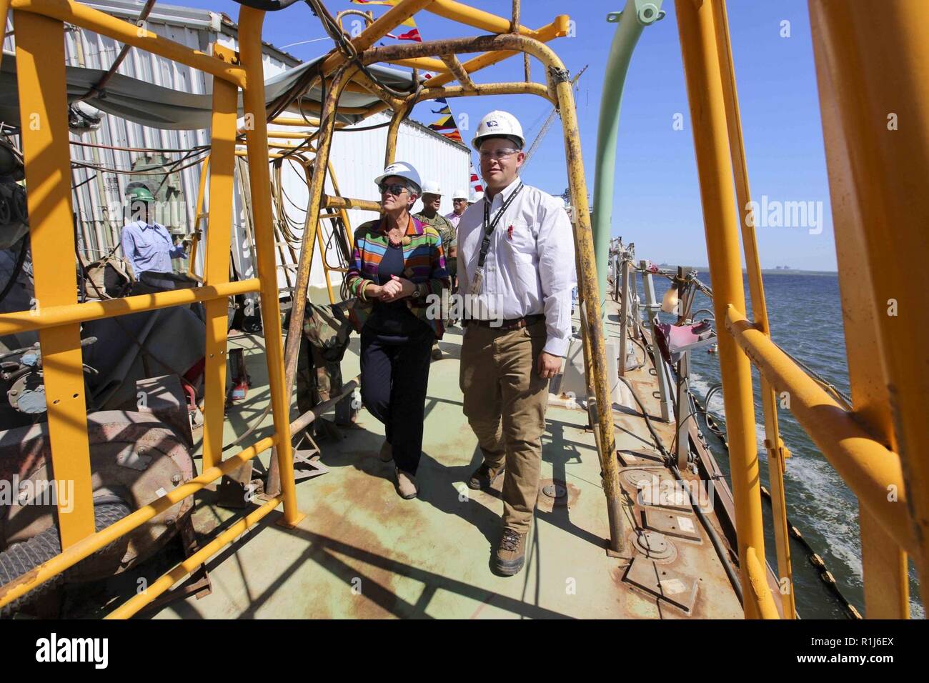 D'Arcy Neller, Frau des Kommandanten des Marine Corps Gen. Robert B. Neller, rechts, Touren der USS Frank E., Jr. (DDG121) bei einem Besuch in Pascagoula, Fräulein, Oktober 5, 2018. Frau Neller ist ein Schiff Sponsor und wird in der Taufe teilnehmen. Stockfoto