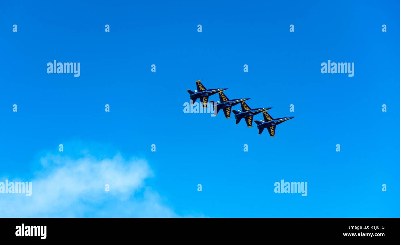 Der Blaue Engel durchführen, während die San Francisco Fleet Week Air Show, Oktober 5, 2018. Der Blaue Engel ist der United States Navy Flight demonstration Squadron, mit Piloten von der Navy und Marine. Die Blue Angels Team wurde 1946 gegründet und ist damit die zweitälteste formale fliegende Kunstflugstaffel der Welt. Seit 1981, San Francisco Fleet Week ist eine öffentliche Veranstaltung, die jedes Jahr im Oktober, zu einem bedeutenden Bestandteil der lokalen Kultur der Stadt und Wirtschaft. San Francisco Fleet Week 2018 Veranstaltungen werden durch Okt 8. Stockfoto