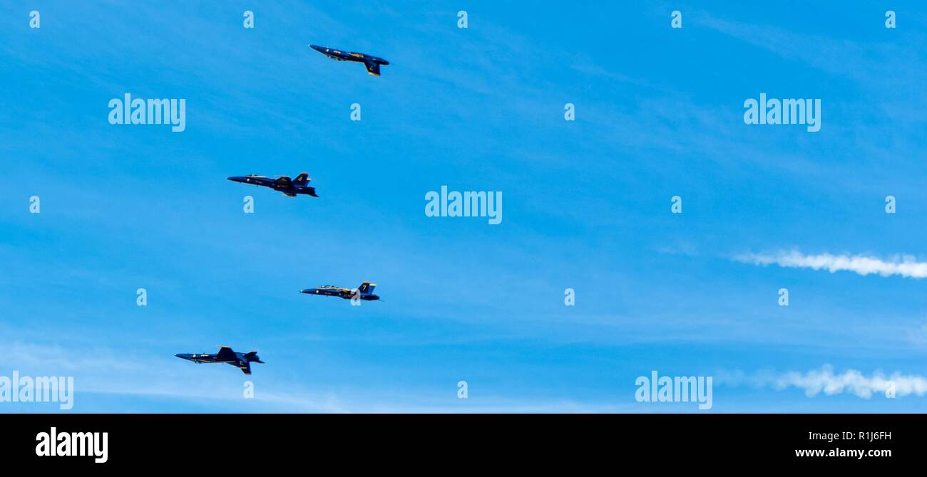 Der Blaue Engel durchführen, während die San Francisco Fleet Week Air Show, Oktober 5, 2018. Der Blaue Engel ist der United States Navy Flight demonstration Squadron, mit Piloten von der Navy und Marine. Die Blue Angels Team wurde 1946 gegründet und ist damit die zweitälteste formale fliegende Kunstflugstaffel der Welt. Seit 1981, San Francisco Fleet Week ist eine öffentliche Veranstaltung, die jedes Jahr im Oktober, zu einem bedeutenden Bestandteil der lokalen Kultur der Stadt und Wirtschaft. San Francisco Fleet Week 2018 Veranstaltungen werden durch Okt 8. Stockfoto