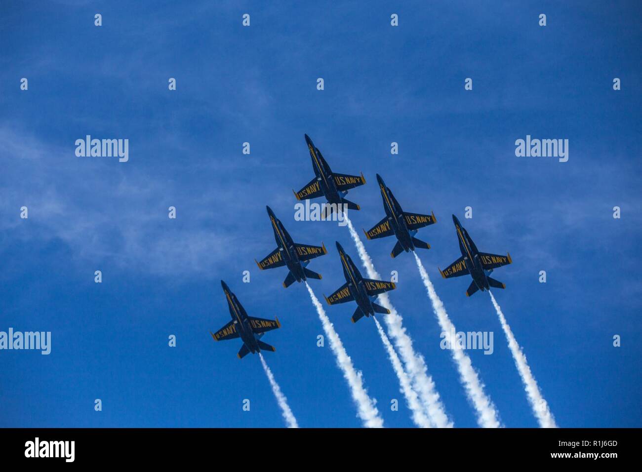 Der US Navy Blue Angels Flug Wettbewerb squadron führt während des San Francisco Fleet Week Air Show, Oktober 5, 2018. Der Blaue Engel wurde 1946 gegründet und ist damit die zweitälteste formale fliegende Kunstflugstaffel der Welt. Seit 1981, San Francisco Fleet Week ist eine öffentliche Veranstaltung, die jedes Jahr im Oktober, zu einem bedeutenden Bestandteil der lokalen Kultur der Stadt und Wirtschaft. San Francisco Fleet Week 2018 Veranstaltungen werden durch 8. Oktober stattfinden. Stockfoto