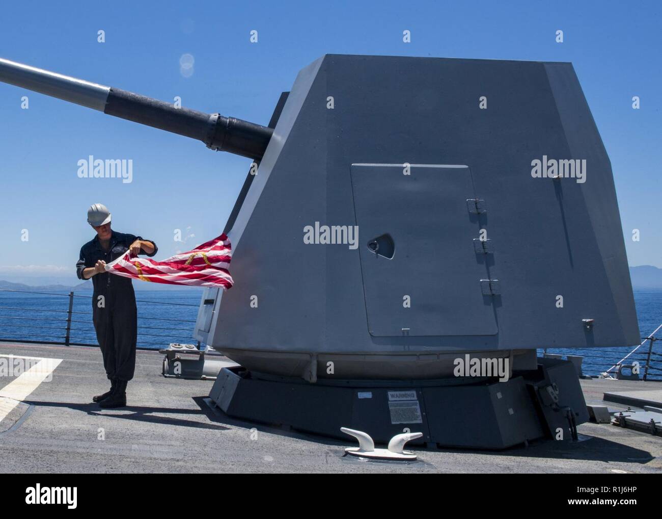 PORT Moresby, Papua Neu Guinea (Okt. 2010) 6, 2018) Bootsmann Mate Seemann Josh Saunders bereitet die Union Jack an Bord der Arleigh-Burke-Klasse an der Hebevorrichtung geführte Anti-raketen-Zerstörer USS Michael Murphy (DDG112) wie es in Papua Neuguinea ankommt. Als erstes Schiff der US-Marine zu besuchen, Port Moresby da USS Comstock (LSD 45) im Jahr 2017, Michael Murphy trifft als die Nation bereitet die Asia-Pacific Economic Cooperation (APEC) Leaders' Summit zum ersten Mal im November 2018. Michael Murphy wird vorwärts - in die USA 7 Flotte Bereich für Maßnahmen zur Erhöhung der Sicherheit und Stabilität im Indopazifik bereitgestellt Stockfoto