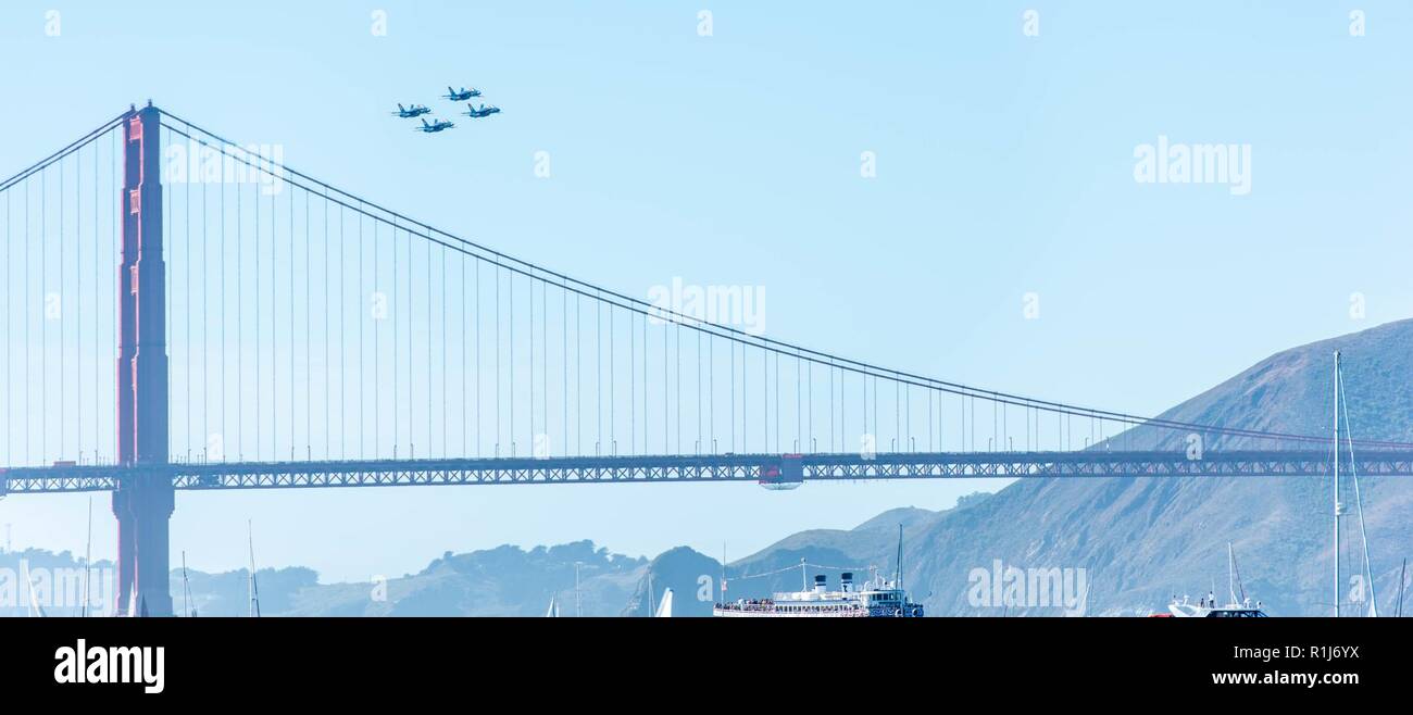 Der Blaue Engel durchführen, während die San Francisco Fleet Week Air Show, Oktober 5, 2018. Das blaue Team Engel ist der United States Navy Flight demonstration Squadron, mit Piloten von der Navy und Marine. Das Team wurde 1946 gegründet und ist damit die zweitälteste formale fliegende Kunstflugstaffel der Welt. Us Marine Maj. Jeff Mullins fliegt die Zahl drei F/A-18 Hornet Aircraft und Kapitän. Beau Mabery fliegt C-130T Hercules allgemein bekannt als "Fat Albert" durch US-Marines betrieben. Seit 1981, San Francisco Fleet Week ist eine öffentliche Veranstaltung, die jedes Jahr im Oktober, zu einem bedeutenden und integr Stockfoto