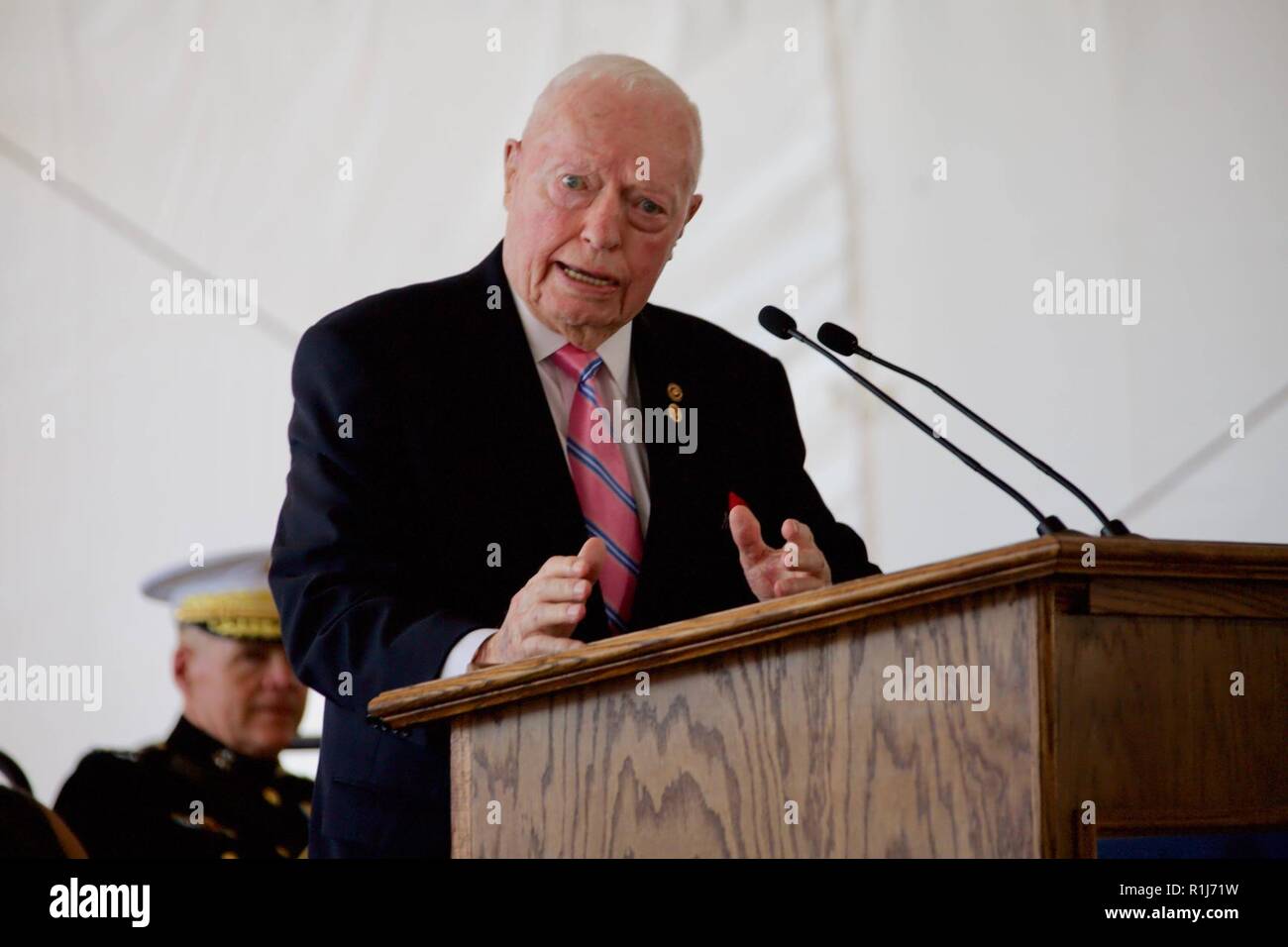 29 Kommandant des Marine Corps Gen. Alfred Grau spricht zu den Gästen in der Taufe der USS Frank E., Jr. (DDG121) bei einem Besuch in Pascagoula, Fräulein, Oktober 6, 2018. Frank E., Jr. war das Marine Corps' erste afroamerikanische Aviator und General Officer. Stockfoto