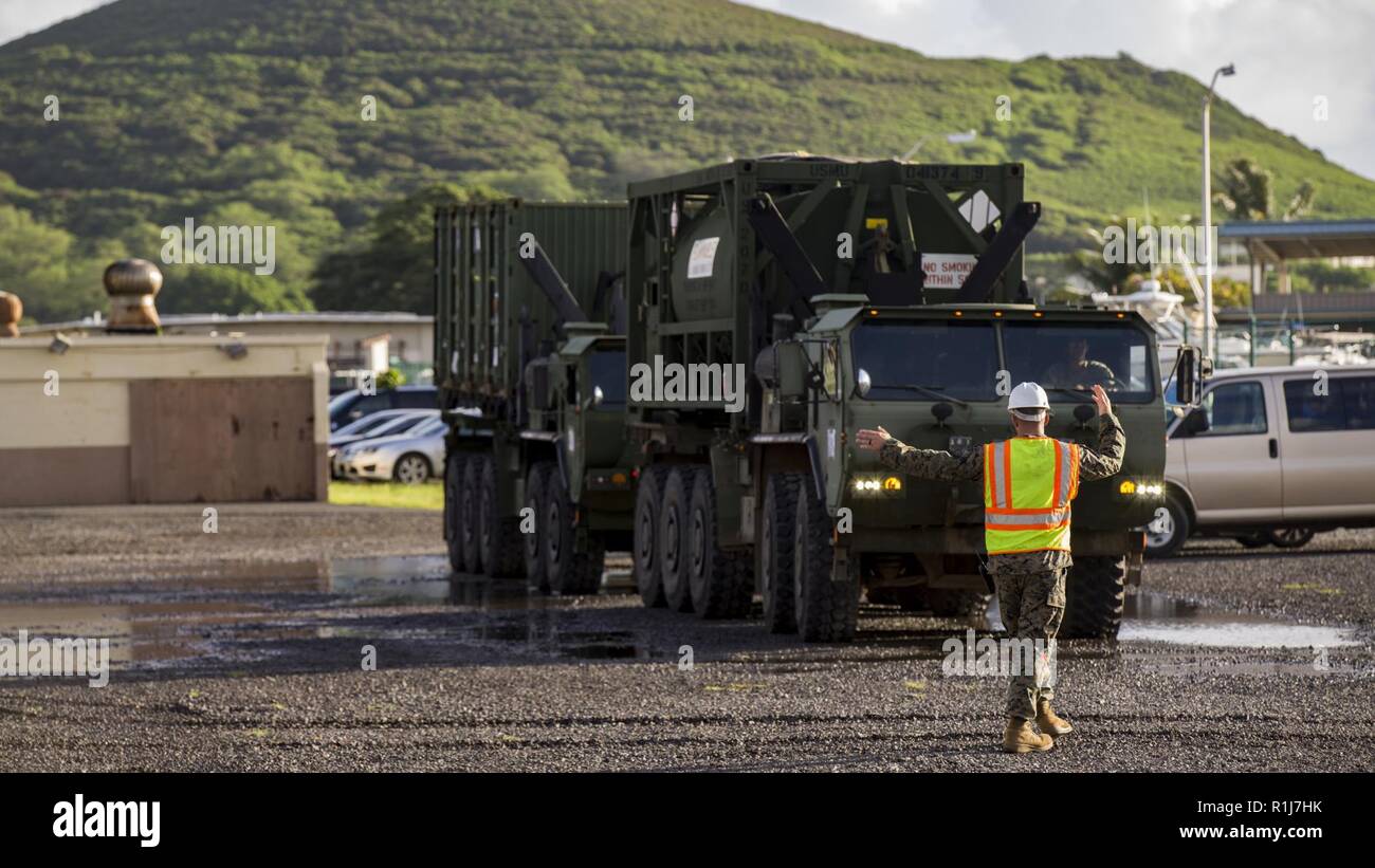 Ein US-Marines mit Combat Logistik Bataillon 3 (CLB-3) führt eine 7-Tonnen-LKW auf eine logistische Unterstützung Schiff (LSV) an der Marina auf der Marine Corps Base Hawaii, Kaneohe Bay, Okt. 7, 2018 zu laden. Das Zahnrad und die Geräte geladen wird, wird auch auf der grossen Insel von Hawaii für Übung Bougainville II. transportiert werden. Stockfoto