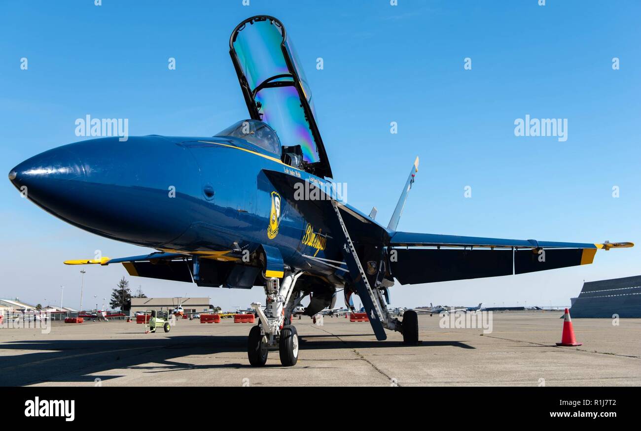 Der Blaue Engel durchführen, während die San Francisco Fleet Week Air Show, Oktober 7, 2018. Das blaue Team Engel ist der United States Navy Flight demonstration Squadron, mit Piloten von der Navy und Marine. Die Blue Angels Team wurde 1946 gegründet und ist damit die zweitälteste formale fliegende Kunstflugstaffel der Welt. Seit 1981, San Francisco Fleet Week hat jeden Oktober getroffen, zu einem bedeutenden Bestandteil der lokalen Kultur der Stadt und Wirtschaft. San Francisco Fleet Week 2018 Veranstaltungen werden durch Okt 8. Stockfoto