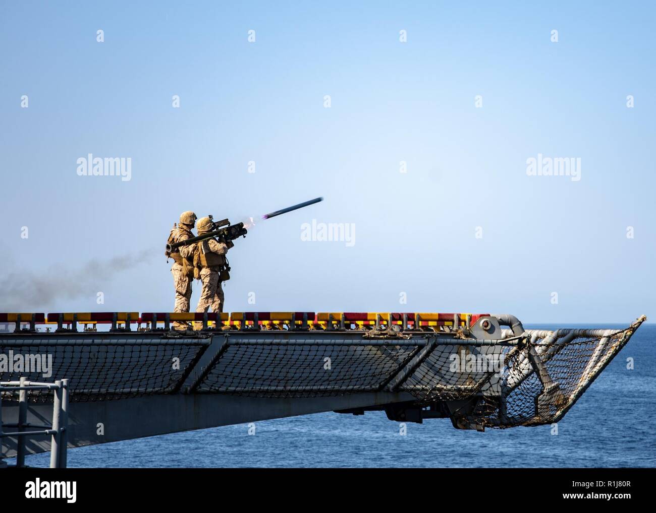 Us Marine Corps Sgt. Jade Woodend, Bataillon Landung Team 3/1 zugeordnet, Brände ein FIM-92 Stinger zielüberwachung Rakete aus dem Flight Deck der Wasp-Klasse amphibisches Schiff USS Essex (LL 2), die während einer planmäßigen Einsatz von Essex Amphibious Ready Group (ARG) und 13th Marine Expeditionary Unit (MEU) im Arabischen Meer Okt. 7, 2018. Das Essex ARG/13 MEU ist eine tödliche, flexibel, und anhaltende Navy-Marine Corps Team in die USA 5 Flotte Bereich der Maßnahmen zur Unterstützung der Marine im Einsatz für die Stabilität und Sicherheit in der Region zu gewährleisten, Stockfoto