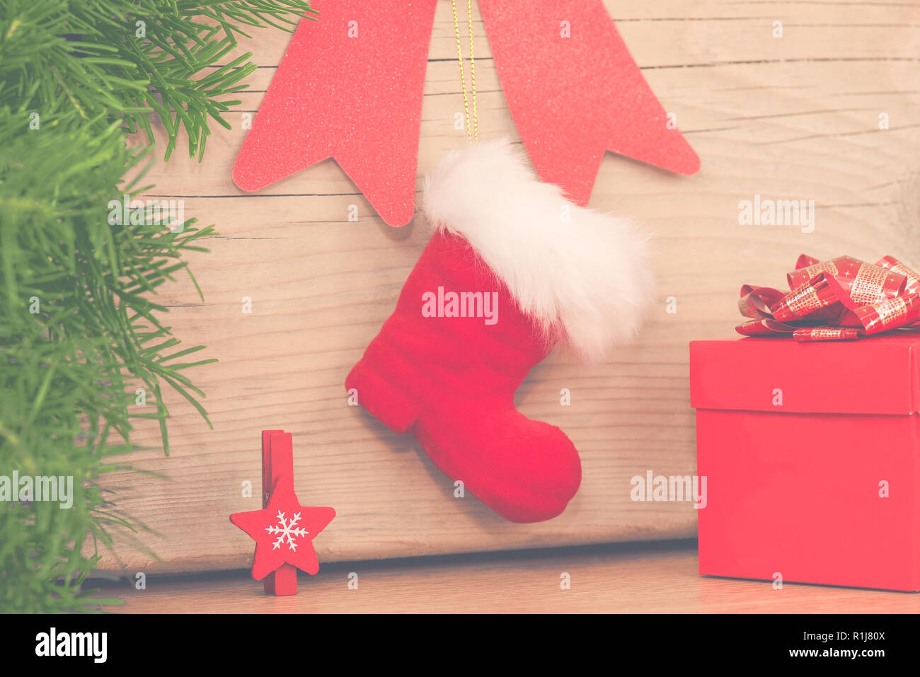 Weihnachten arrangement mit roten Boot-, Geschenk- und Holz- Stern Stockfoto