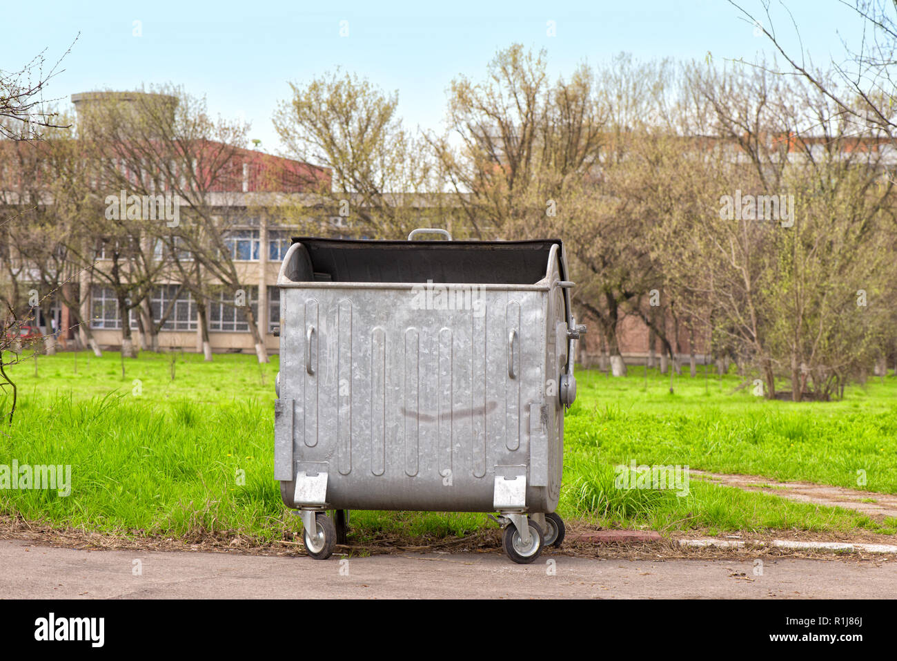 Metallische Behälter für die Müllabfuhr im Park Stockfoto