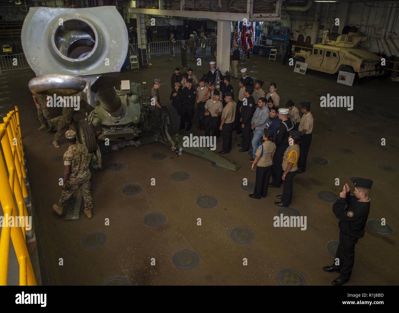 SAN FRANCISCO (Okt. 2010) 8, 2018) Marines, zum dritten Bataillon zugeordnet, 11 Marine Division, beschreiben die Möglichkeiten eines M-111 Alpha2 Howitzer zu U.S. Navy Junior Reserve Officer Training Corps (Jrotc) Studenten aus Everett Alvarez High School während einer Tour durch die Amphibious Assault ship USS BONHOMME RICHARD (LHD6) als Teil von San Francisco Fleet Week 2018. San Francisco Fleet Week ist eine Möglichkeit für die amerikanische Öffentlichkeit die Navy, Marine Corps und Küstenwache Teams zu treffen und America's Meer Dienstleistungen Erfahrung. Während der Fleet Week, service Mitglieder beteiligen sich an verschiedenen Community Service Stockfoto