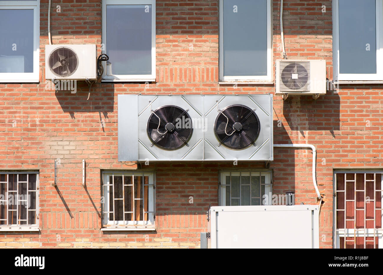Klimaanlagen auf der Wand eines Gebäudes Stockfoto