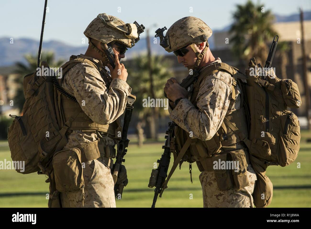 Us-Marines zugeordnet Marine Aviation Waffen und Taktiken Squadron (MAWTS-1) eine Extraktion zur Unterstützung der Waffen und Taktiken Kursleiter (WTI) Kurs 1-19 in Twentynine Palms, Kalifornien, Oktober 5, 2018. WTI ist ein sieben-wöchigen Schulungsveranstaltung durch MAWTS-1, die operative Integration der sechs Funktionen des Marine Corps Luftfahrt, bei der Unterstützung einer Marine Air Ground Task Force betont gehostet werden. WTI bietet standardisierte Advanced Tactical Training und Zertifizierung der Ausbilder Qualifikationen Marine Aviation Training und Bereitschaft zu unterstützen, und unterstützt die Entwicklung und den Einsatz von Av Stockfoto