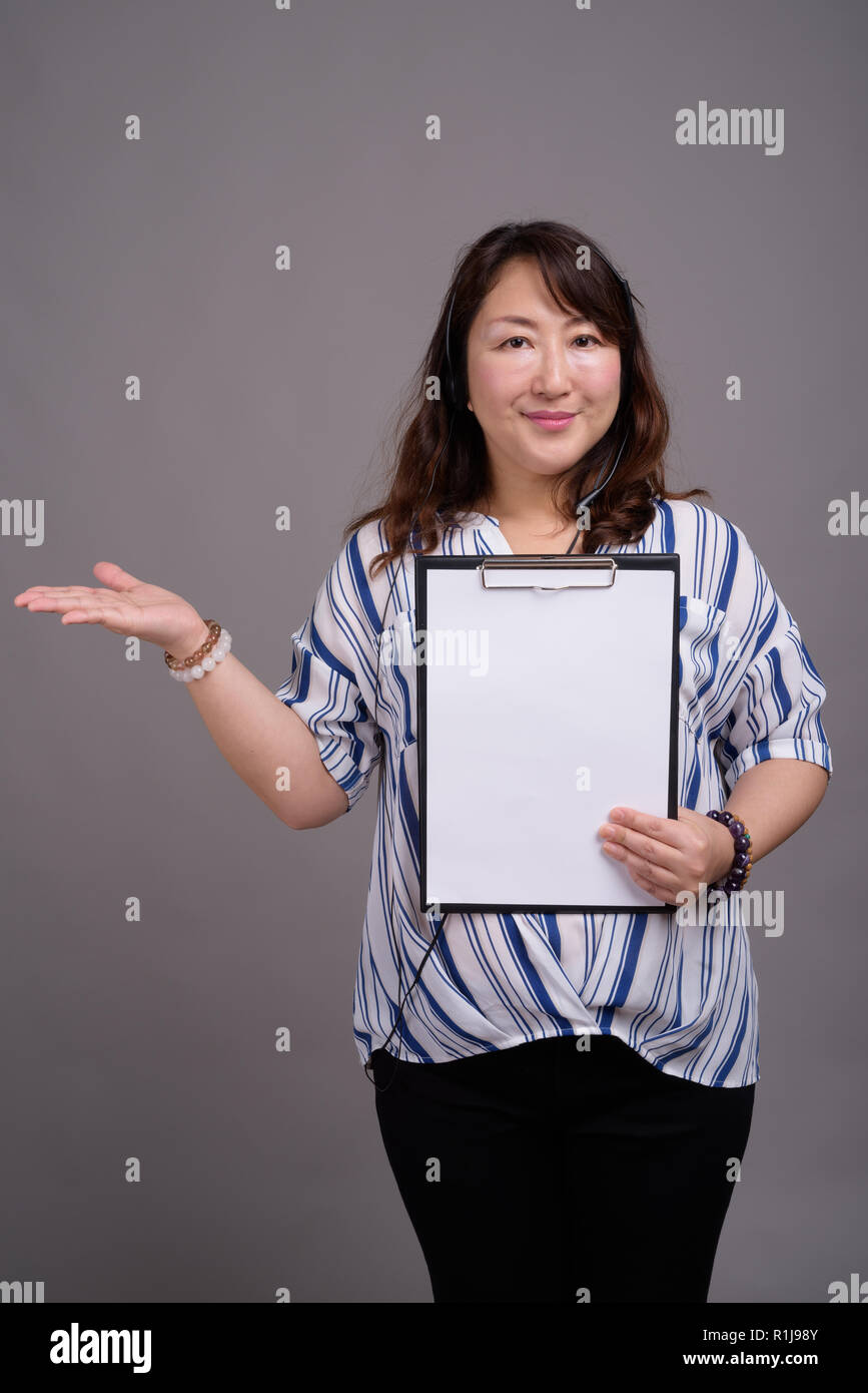 Reifen asiatischen Geschäftsfrau holding Zwischenablage kopieren Raum Stockfoto