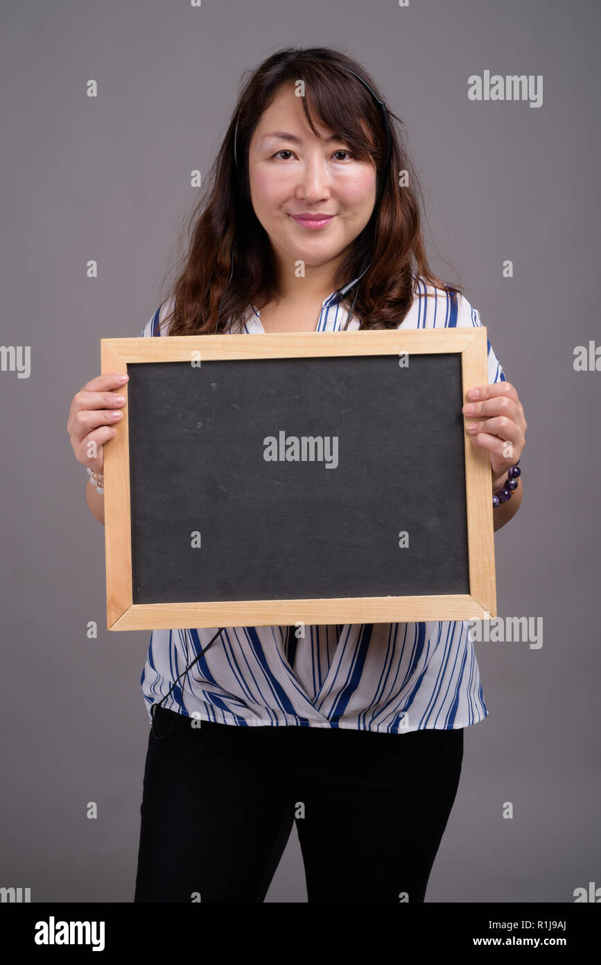 Reifen asiatischen Geschäftsfrau holding Tafel mit Kopie Raum Stockfoto