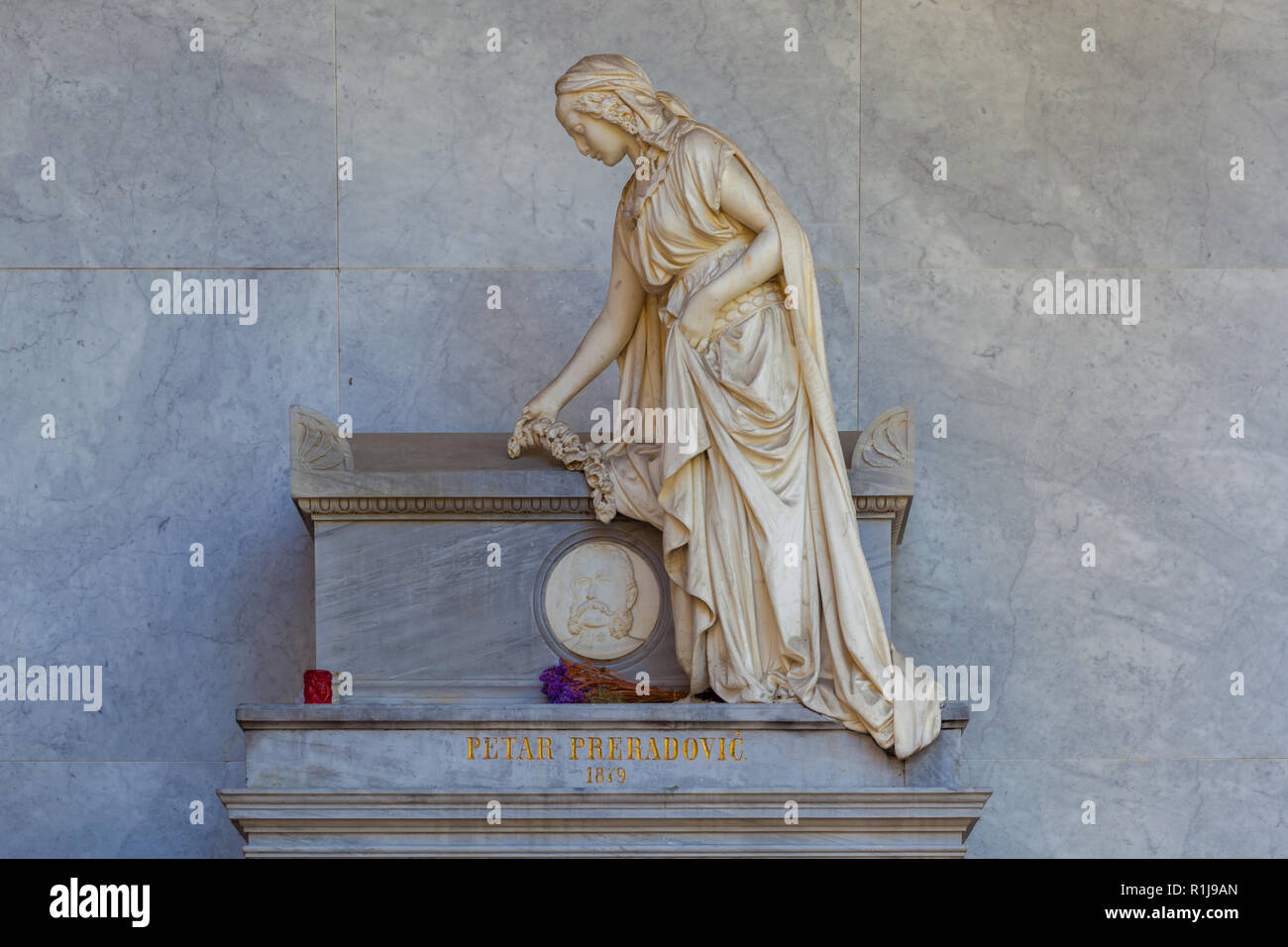 Zagreb, Kroatien - Oktober 2018. Eine weiße Denkmal ein trauriges mädchen in Mooning am Friedhof Grab Stockfoto