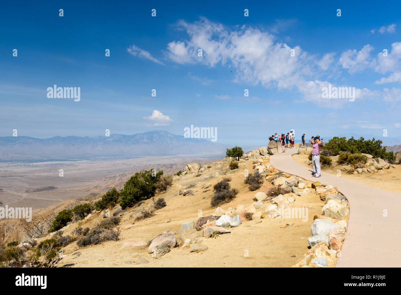 Twentynine Palms, CA - 15. Juli 2018: Touristen nehmen Sie Fotos auf Schlüssel anzuzeigen, mit Blick auf das Coachella Valley im Joshua Tree National Park, Kalifornien Stockfoto