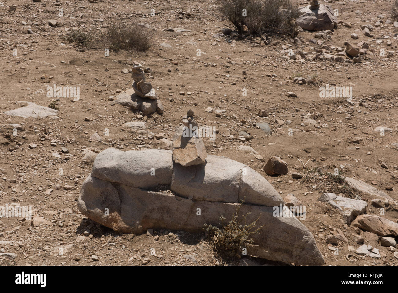 Felsen auf der Fläche der Wüste sind ein allgemeines Symbol für 'Ich war hier." im Joshua Tree National Park in Kalifornien. Stockfoto