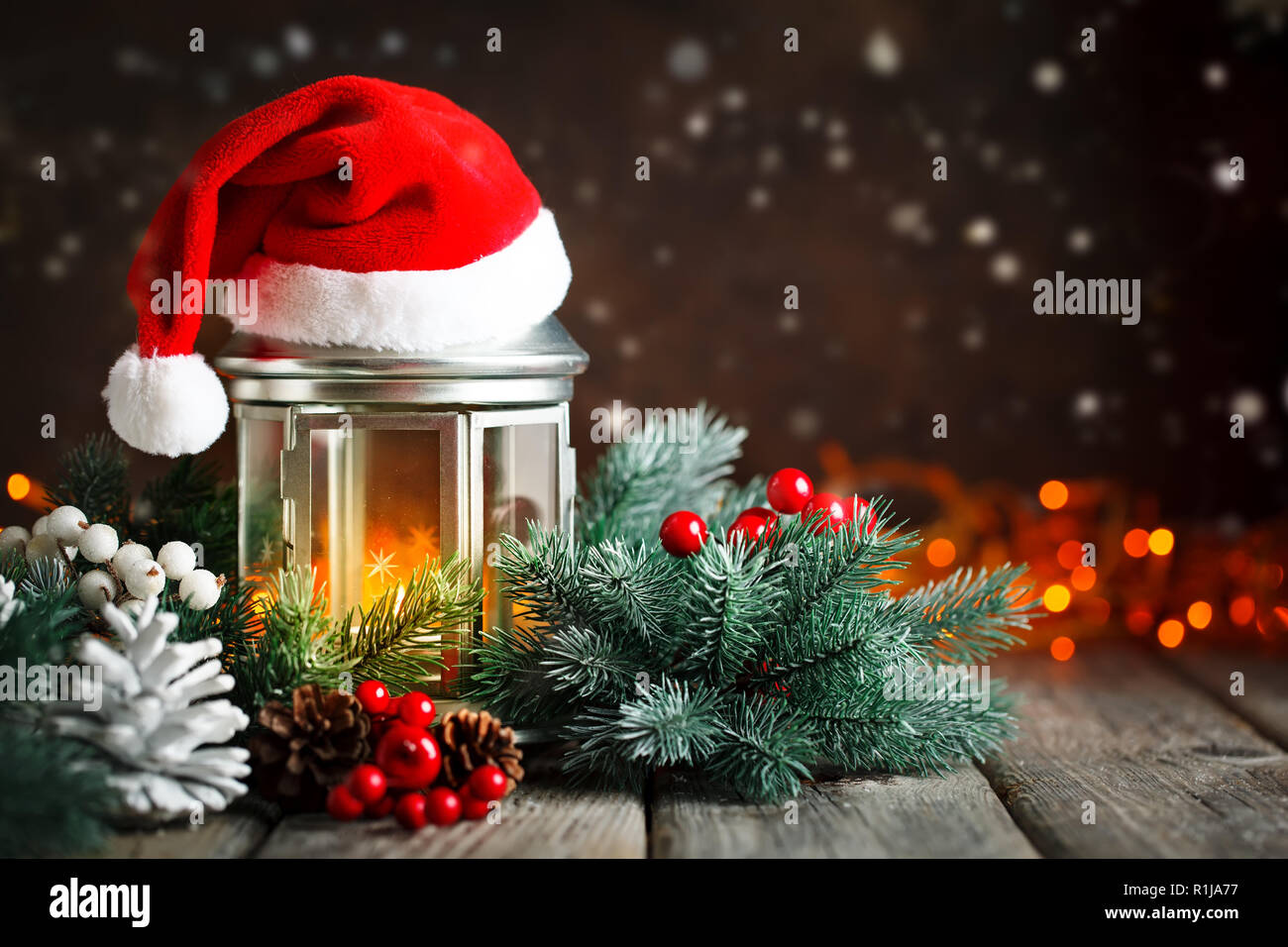 Frohe Weihnachten und guten Rutsch ins neue Jahr. Holztisch mit Weihnachtsgeschenke eingerichtet. Hintergrund mit kopieren. Selektive konzentrieren. Stockfoto