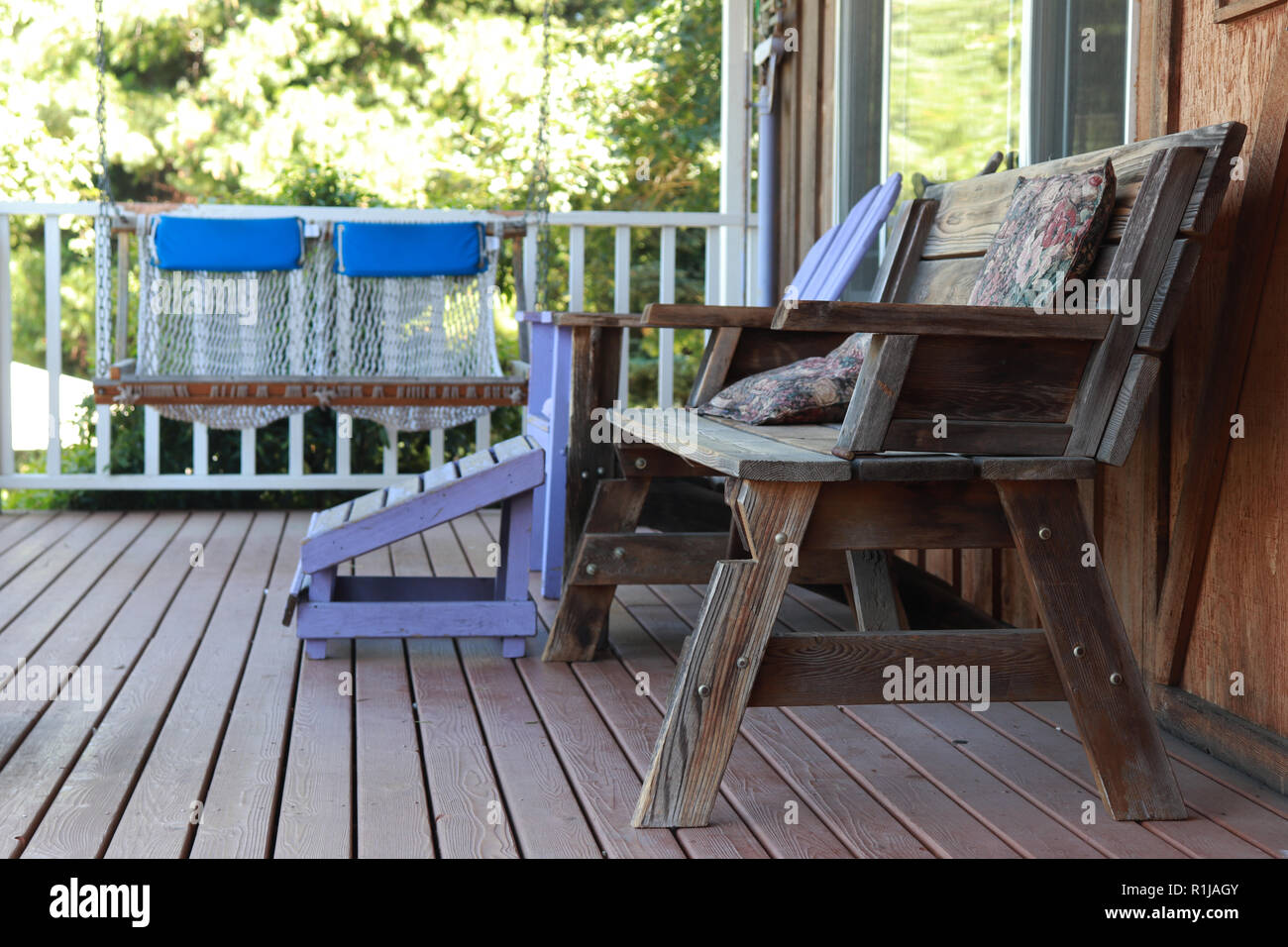 Leere Sitzplätze auf einer Veranda Stockfoto