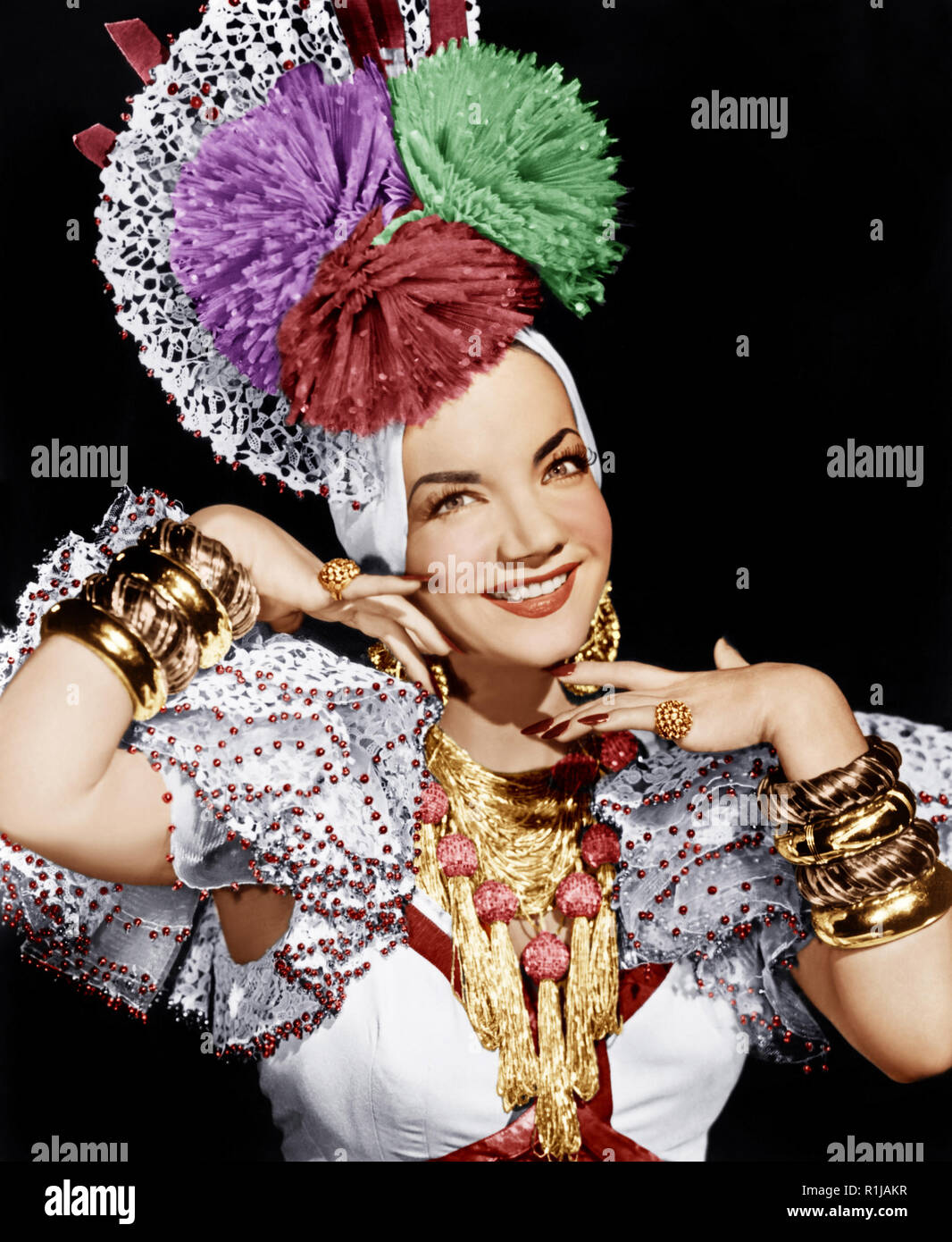 Maria do Carmo Miranda da Cunha (Februar 9, 1909 - August 5, 1955), eine portugiesische War geborene Brasilianische Samba Sänger, Tänzer, Broadway Schauspielerin, und Film star, der beliebten aus den 1930er Jahren bis in die 50er Jahre war. Mit dem Spitznamen "Die brasilianische Bombe', Miranda ist für ihre Unterschrift Obst hat Outfit, die Sie in Ihrer amerikanischen Filmen trug festgestellt. Als junge Frau, sie entwarf Hüte in einer Boutique, bevor sie ihre ersten Aufnahmen mit dem Komponisten JosuÈ de Barros in 1929. Miranda's 1930er Aufnahme von 'TaÌ' ('Pra VocÍ Gostar de Mim"), geschrieben von Joubert de Carvalho, katapultiert Sie zu stardom in Brasilien als Linie interpre Stockfoto