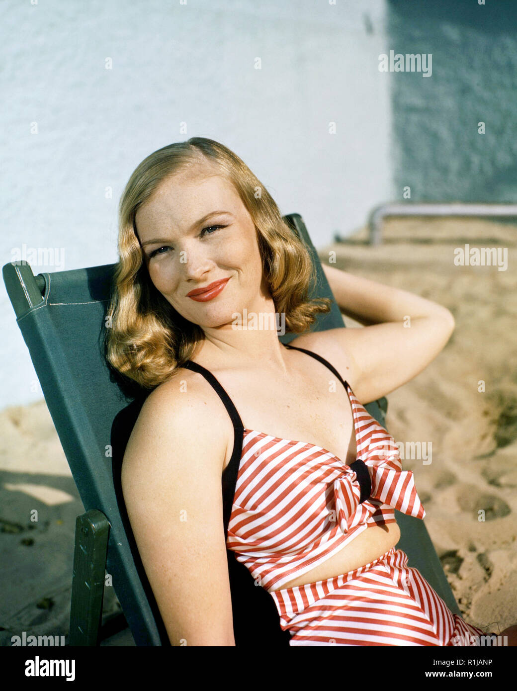 Veronica Lake (Konstanz Frances Marie Ockelman geboren; November 14, 1922 [1] ñ Juli 7, 1973) war ein US-amerikanischer Film, Bühne und TV-Schauspielerin. See gewann beide beliebt und kritischen Beifall für ihre Rolle in Sullivan's Reisen und für Femme fatale Rollen in Film noirs mit Alan Ladd, während der 1940er Jahre. Sie war auch gut bekannt für ihre peek-a-boo Frisur. See's Karriere hatte begonnen, die von den späten 1940er Jahren zu sinken, zum Teil aufgrund ihrer Alkoholismus. Sie hat nur ein Film in den 1950er Jahren, sondern in mehreren Gastauftritt Rollen im Fernsehen erschienen. Sie kehrte zu dem Bildschirm in 1966 mit einer Rolle in dem Film Footste Stockfoto