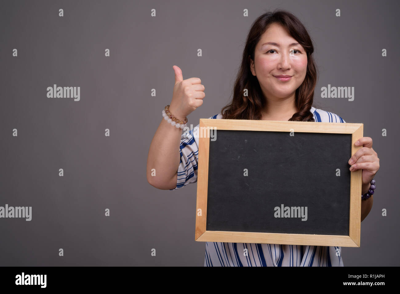 Asiatische Geschäftsfrau holding Tafel mit Kopie Raum Stockfoto