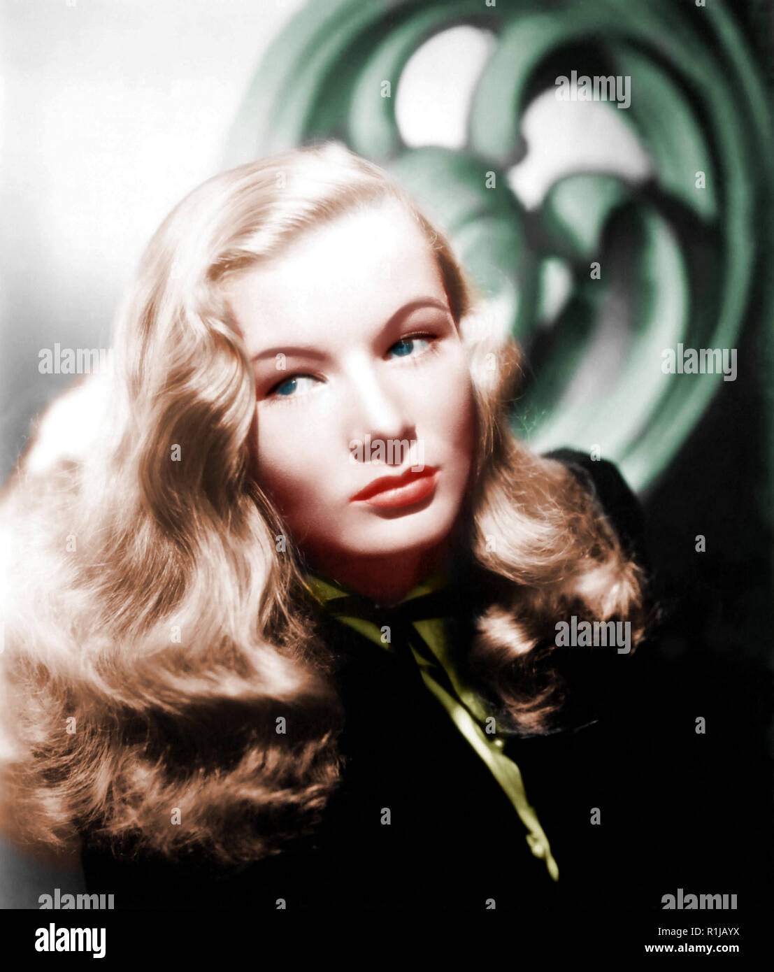 Veronica Lake (Konstanz Frances Marie Ockelman geboren; November 14, 1922 [1] ñ Juli 7, 1973) war ein US-amerikanischer Film, Bühne und TV-Schauspielerin. See gewann beide beliebt und kritischen Beifall für ihre Rolle in Sullivan's Reisen und für Femme fatale Rollen in Film noirs mit Alan Ladd, während der 1940er Jahre. Sie war auch gut bekannt für ihre peek-a-boo Frisur. See's Karriere hatte begonnen, die von den späten 1940er Jahren zu sinken, zum Teil aufgrund ihrer Alkoholismus. Sie hat nur ein Film in den 1950er Jahren, sondern in mehreren Gastauftritt Rollen im Fernsehen erschienen. Sie kehrte zu dem Bildschirm in 1966 mit einer Rolle in dem Film Footste Stockfoto