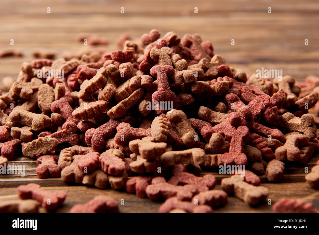 Selektiver Fokus der Haufen von Hundefutter auf hölzernen Tisch Stockfoto