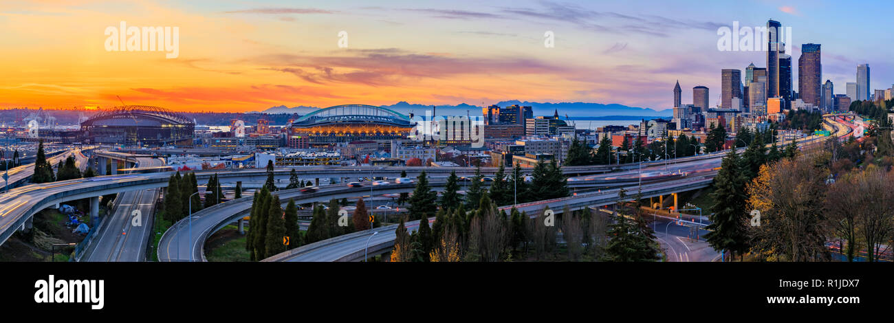 Panorama von Seattle Downtown Skyline jenseits der I-5 I-90 Autobahnkreuz bei Sonnenuntergang mit langen Belichtungszeiten Verkehr trail Lichter von Dr. Jose Rizal oder Stockfoto
