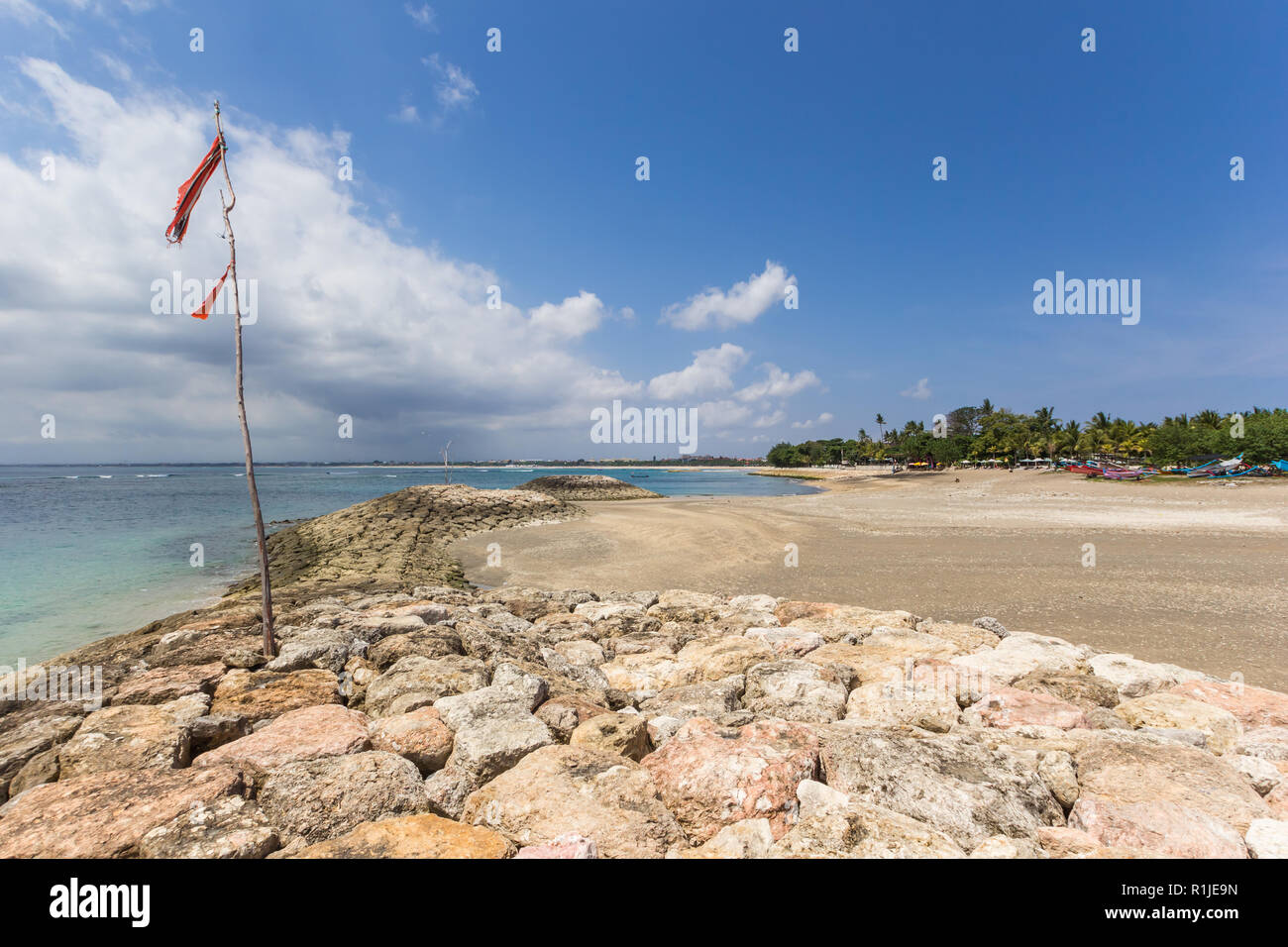 Flagge auf dem Pier am Strand von Kuta auf Bali, Indonesien Stockfoto