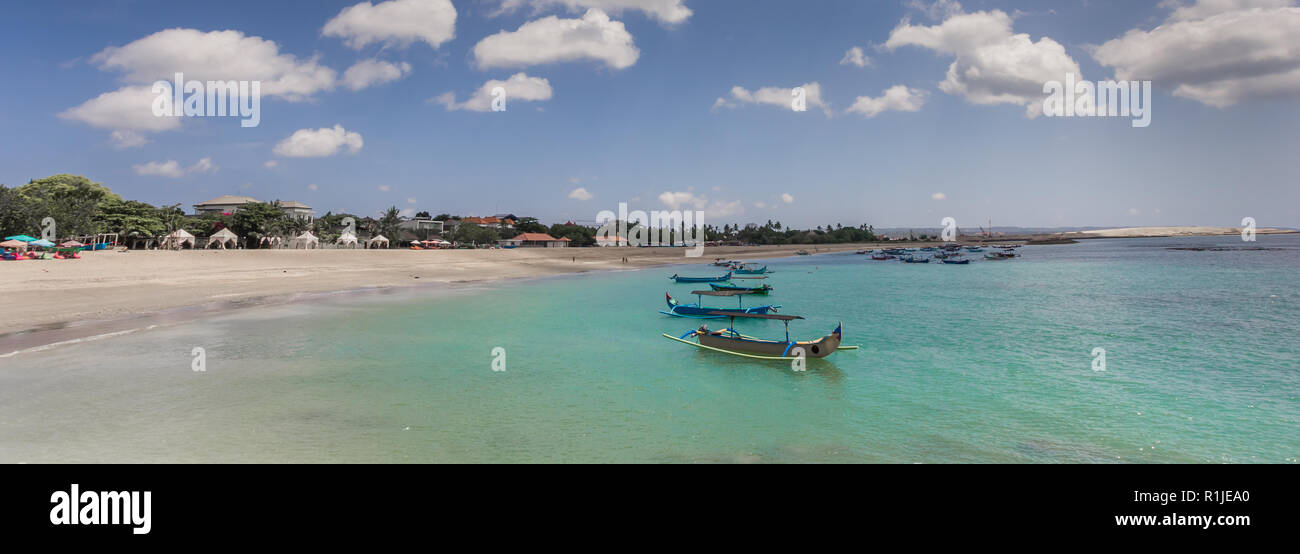 Panorama auf das türkisfarbene Wasser in der Bucht von Kuta, Bali, Indonesien Stockfoto