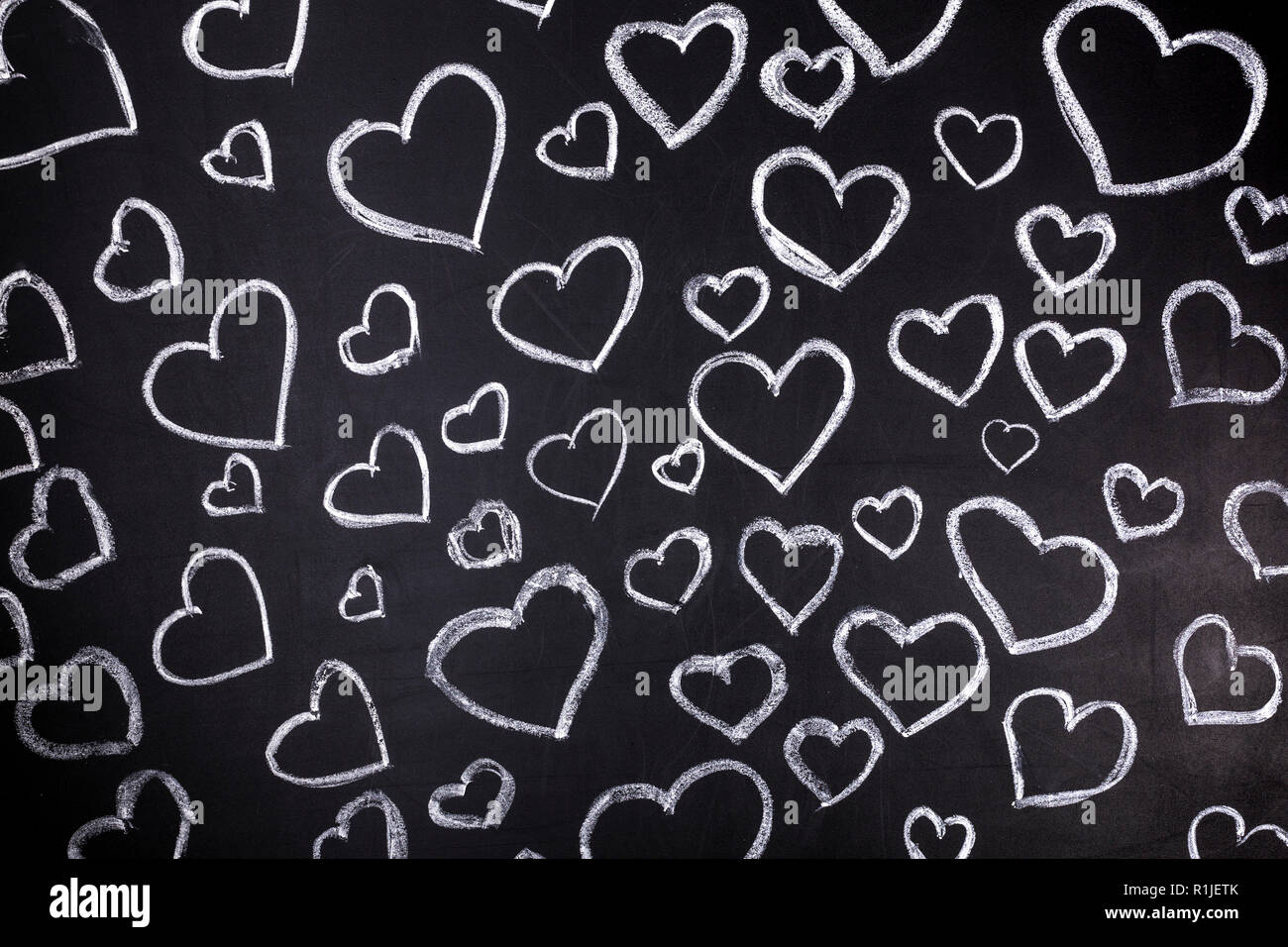 Herzen In Weisser Kreide Auf Einer Tafel Gezeichnet Das Hintergrundbild Stockfotografie Alamy
