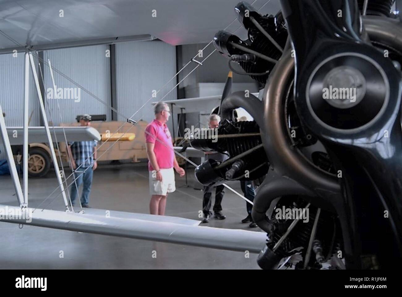 Freiwillige aus dem Hampton Roads Naval Museum kam auf die militärische Luftfahrt Museum in Virginia Beach für eine Führung durch die Hallen. Die Tour wurde von Bill Murray, der zuvor in der US Marine Corps während des Vietnam Krieges diente erleichtert; und jetzt freiwillige an beiden Museen. Stockfoto