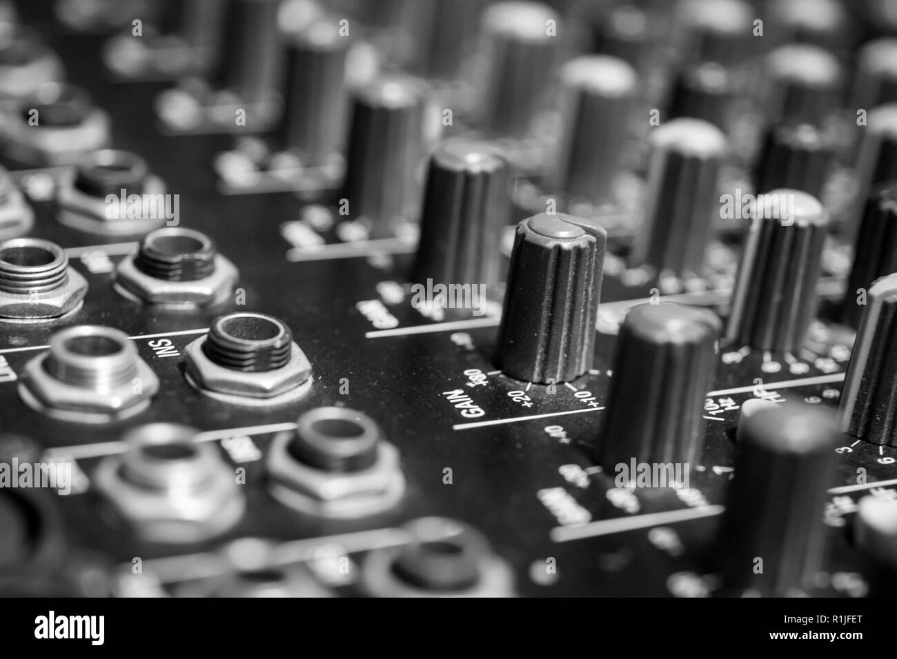 Professional Audio Mixing Console Input Gain Control-Knöpfe und audio EQ-Regler Stockfoto