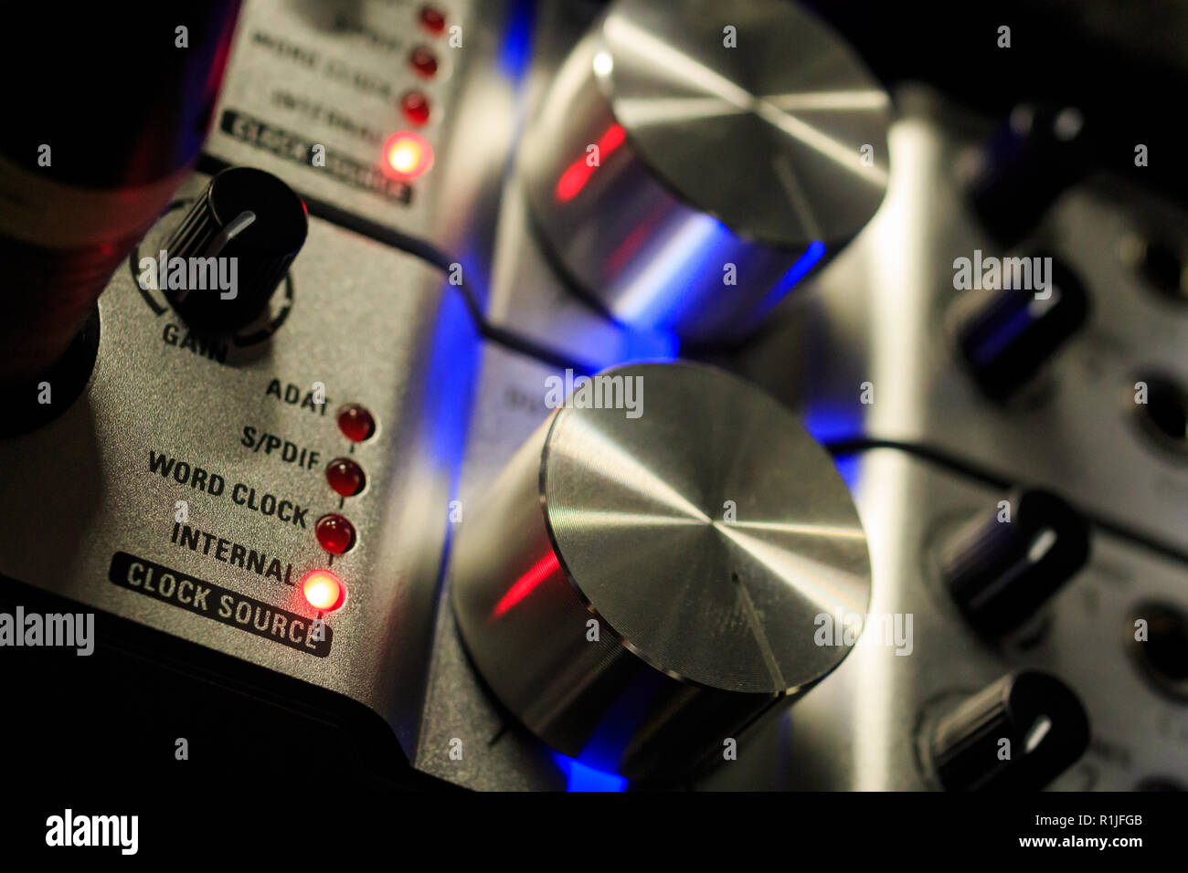Der Drehschalter auf Professional Audio Soundkarte Quelle/Input-Regler mit roten und blauen LED-Leuchten Stockfoto