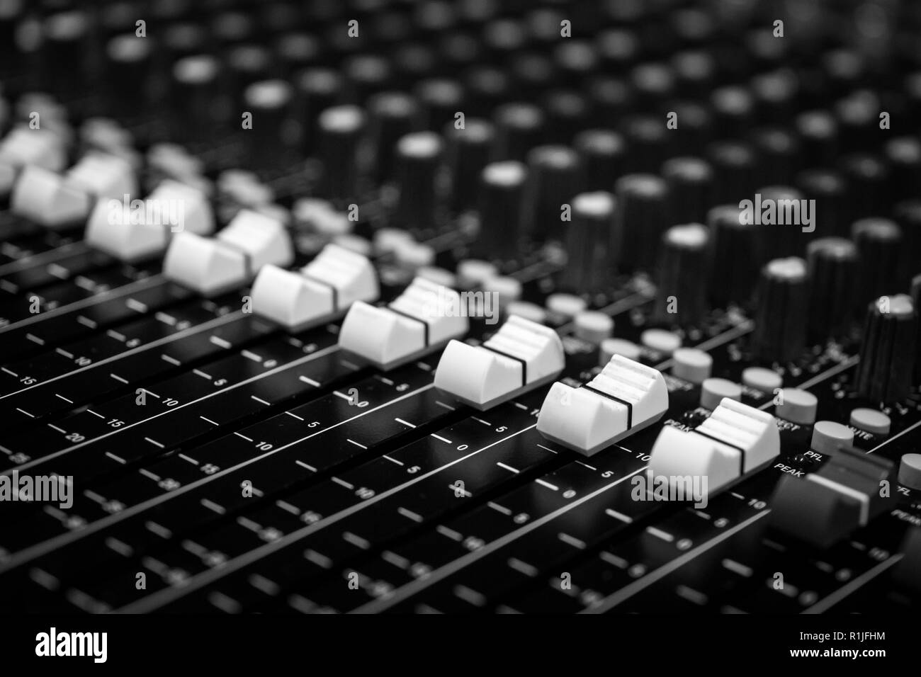 Geringe Aussicht auf Fader auf eine professionelle Audio Sound Mixing Console im Music Festival, schwarze und weiße Fader Stockfoto