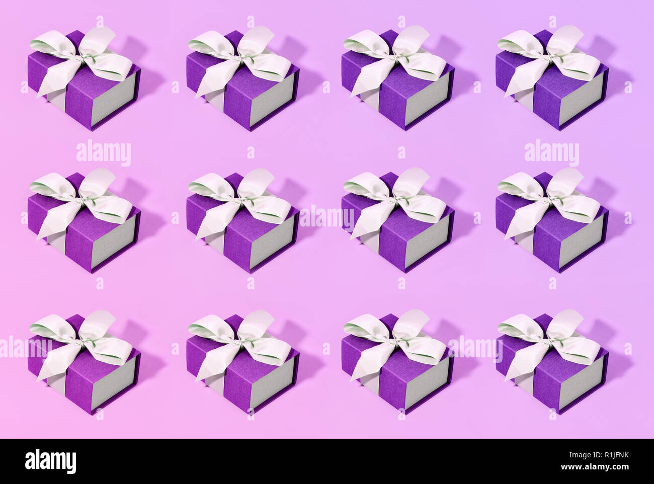 Muster aus blauen Geschenkboxen auf pastellfarbenen Hintergrund. Stockfoto