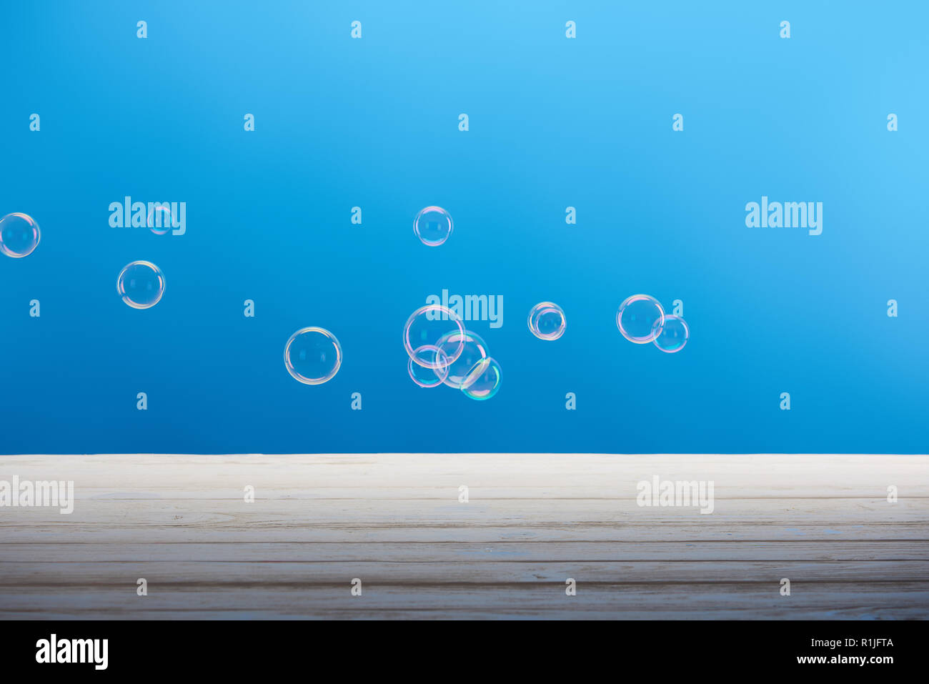 Saubere Wäsche Seifenblasen auf blauem Hintergrund Stockfoto