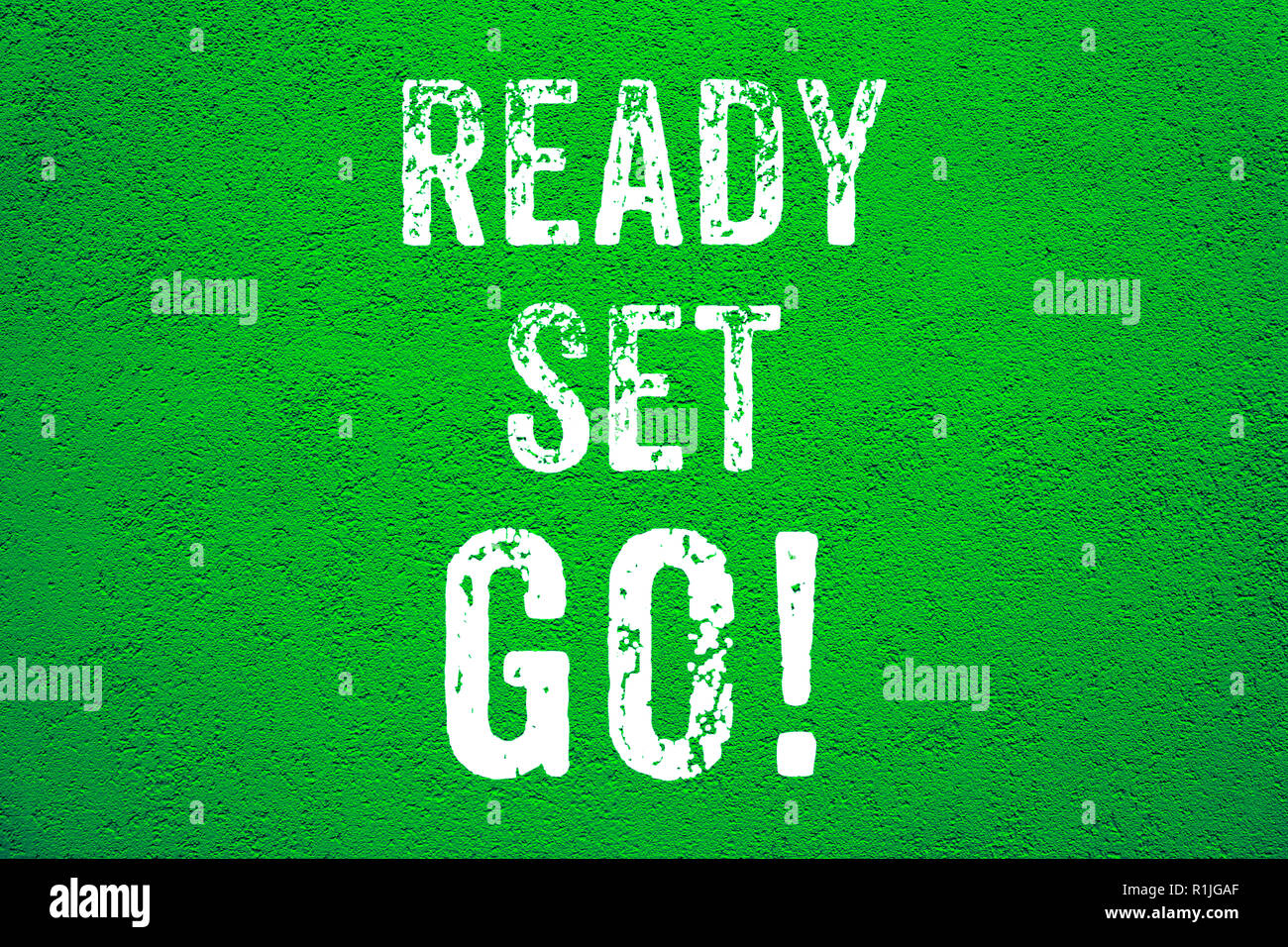 Ready Set Go! Weiß Worte Text auf grünem grungy Stuck Zement Wand Hintergrund motivierende Nachricht Banner. Stockfoto