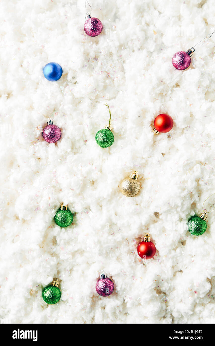 Blick von oben auf die bunte Weihnachten Spielzeug auf weisser Baumwolle Wolle Hintergrund Stockfoto