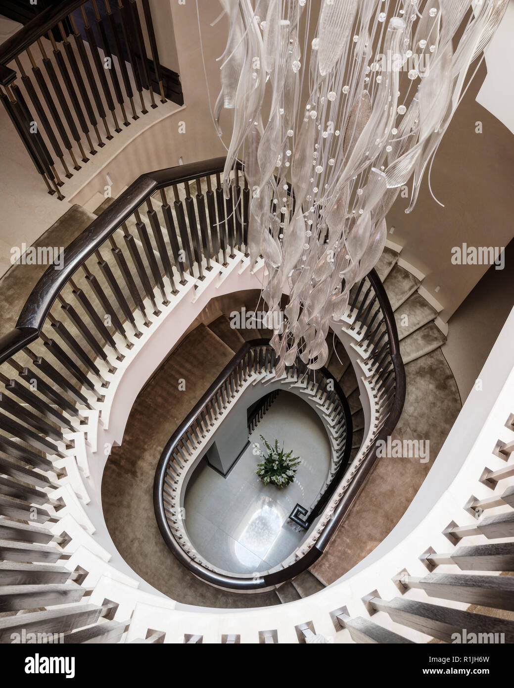 Blick über die Wendeltreppe mit Pendelleuchte Stockfoto