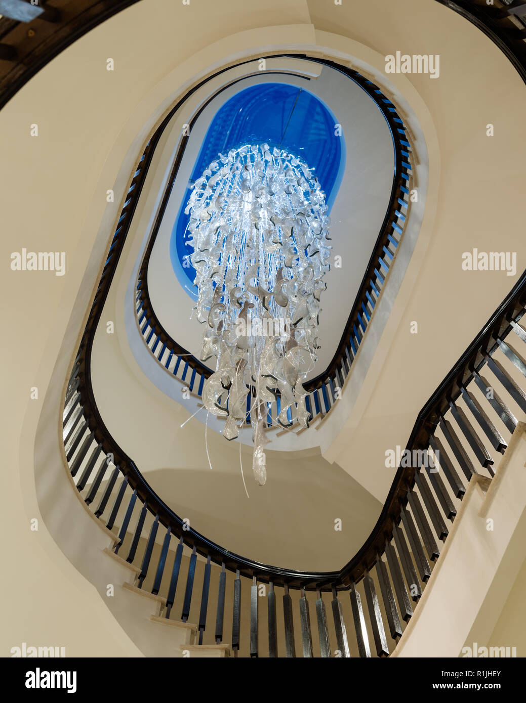 Pendelleuchte über Treppe Stockfoto