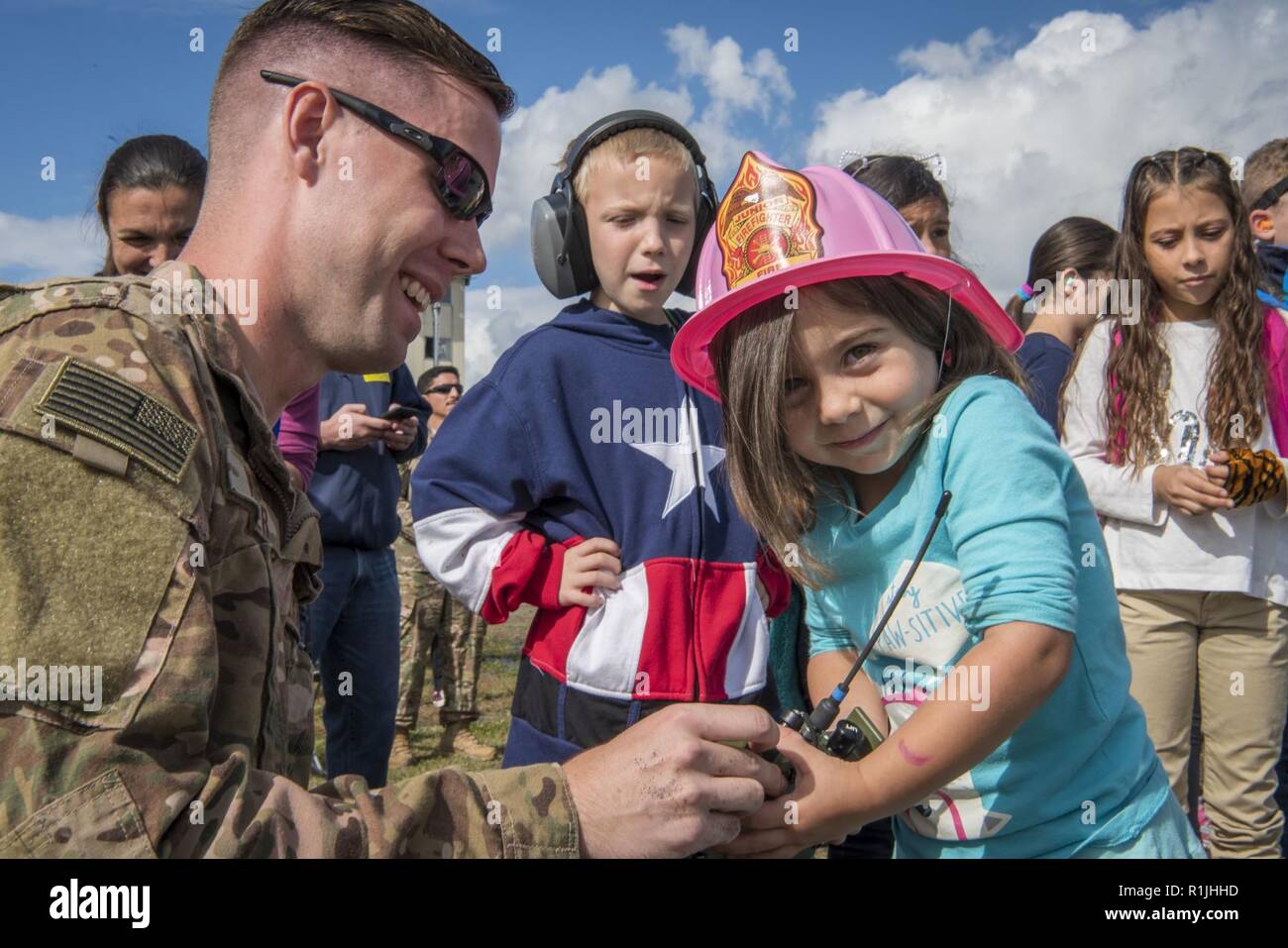 Us Air Force Senior Airman Eddie Renteria, einen 35-jährigen Bauingenieur Squadron die Beseitigung von Explosivstoffen Facharbeiter, zeigt einen Teilnehmer, wie eine Beseitigung von Explosivstoffen Gerät an Draughon Bereich bei Tag, in der Nähe von Misawa Air Base, Japan, Oktober 12, 2018 zu betreiben. Verschiedene Geschäfte, einschließlich der Sicherheitskräfte, die Feuerwehr, das bodenpersonal Flug Ausrüstung, Wetter, die seiner 610 Air Control Flug, überleben Steuerhinterziehung Widerstand und Flucht und EOD angezeigte Tools verwendet, um Ihre Mission zu vollenden. Stockfoto