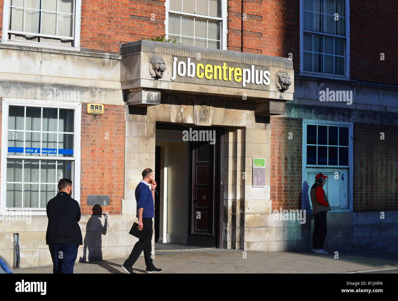 Menschen betreten und verlassen Job Centre Leeds yorkshire United Kingdom Stockfoto