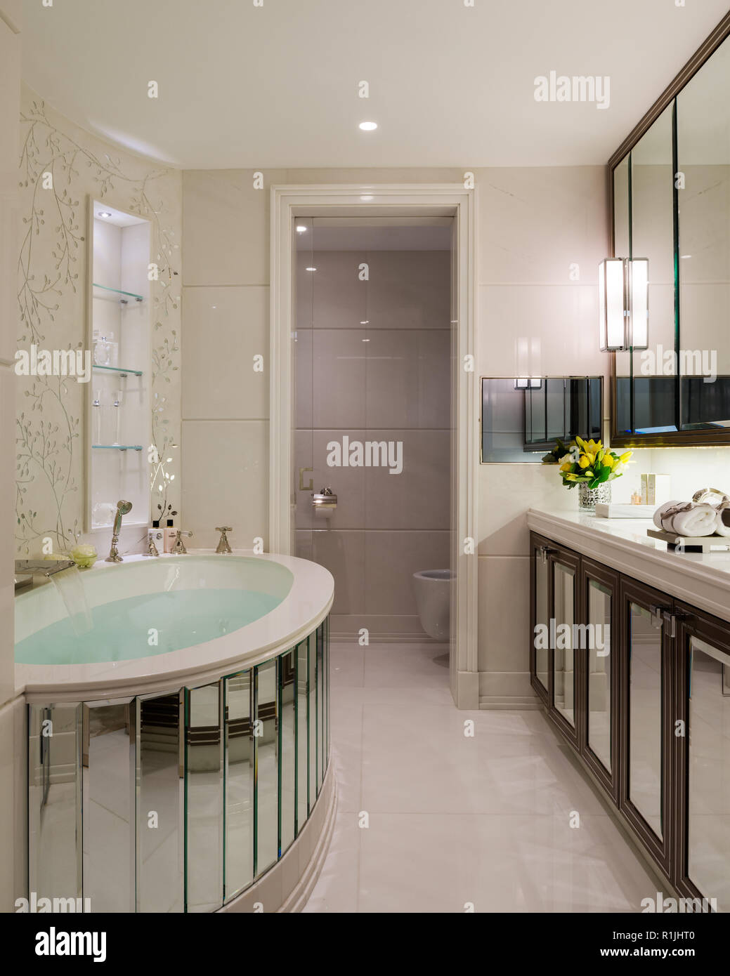 Badezimmer mit Badewanne gespiegelt Stockfoto