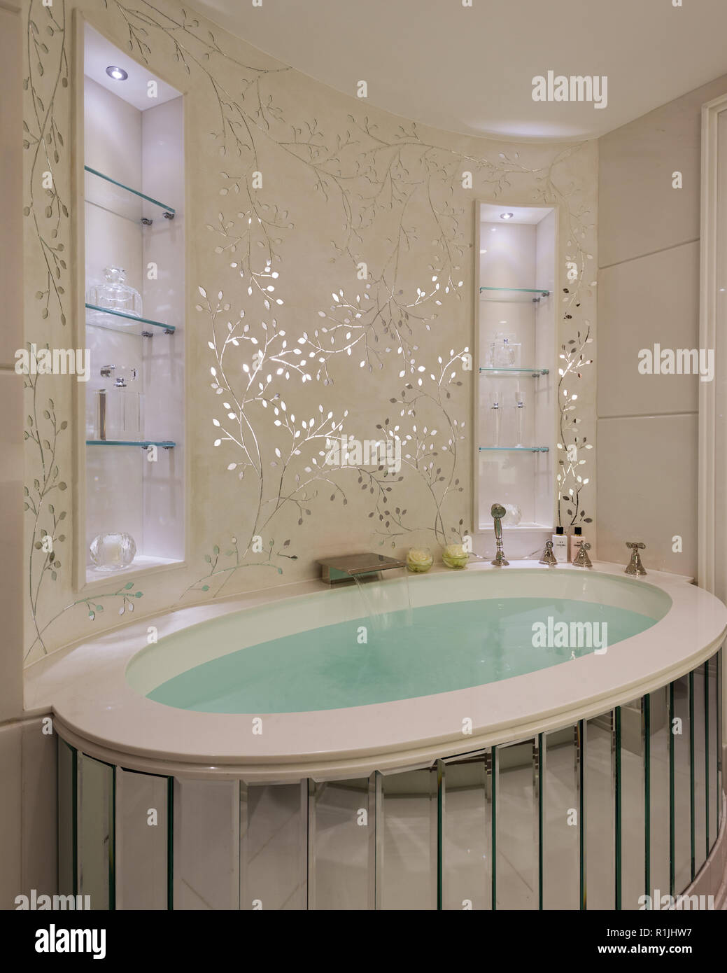 Badezimmer mit Badewanne gespiegelt Stockfoto