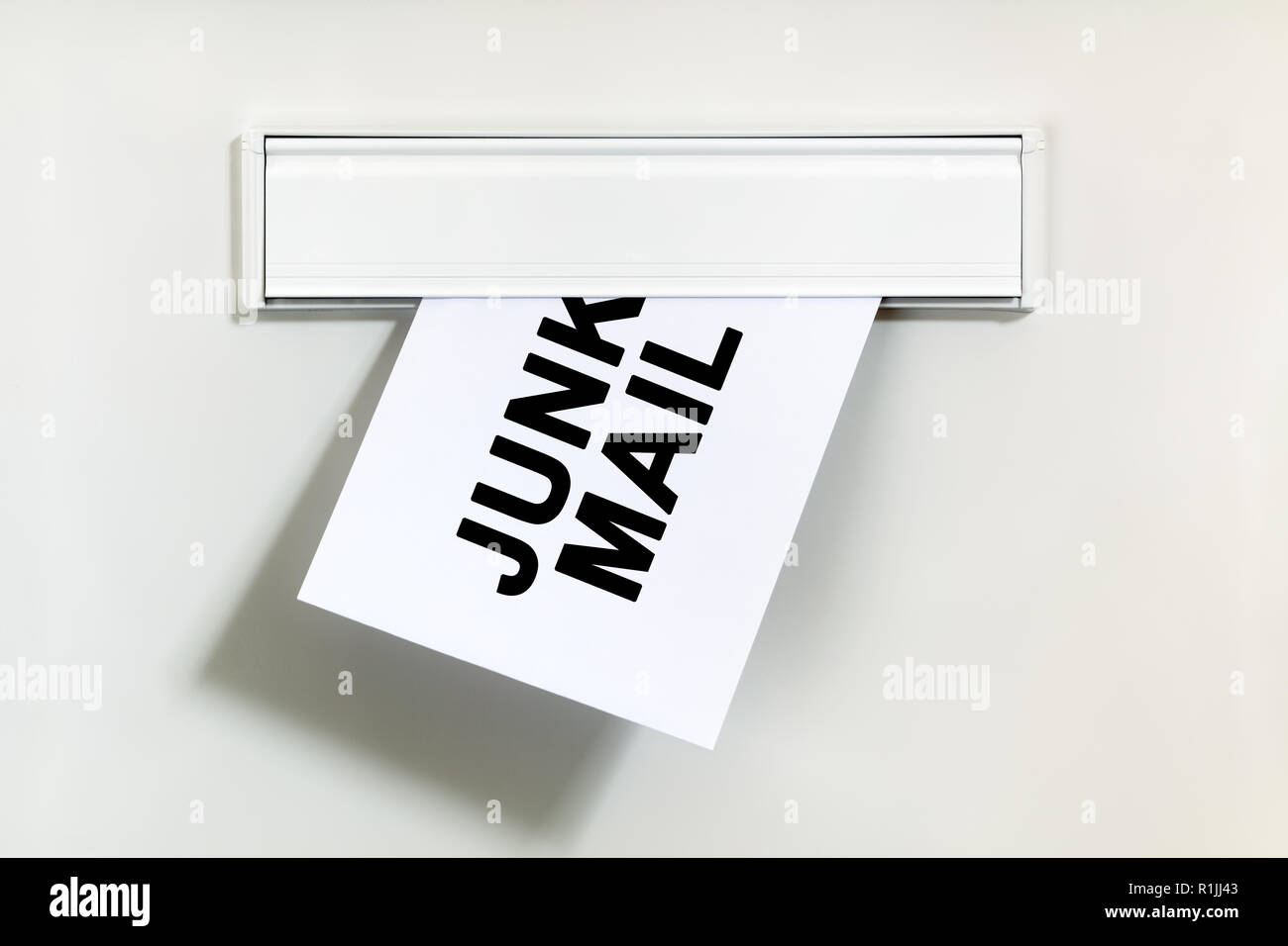 Junk-E-Mails oder Spam auf Brief durch einen Briefkastenschlitz Konzept für unerwünschte E-Mails oder e-mail Stockfoto