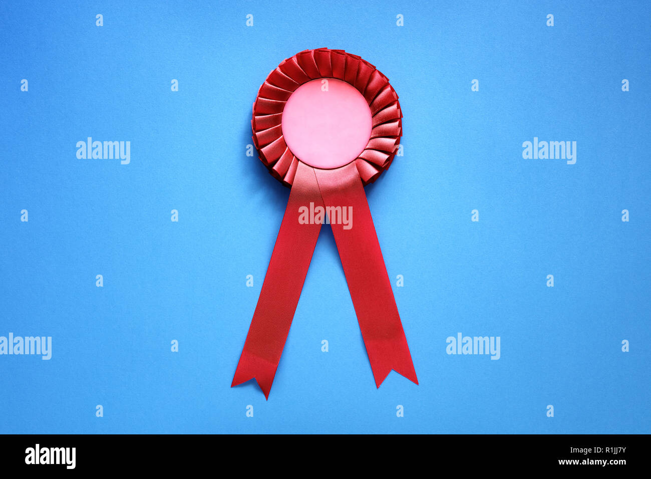 Red textile award Rosette mit Bändern Stockfoto