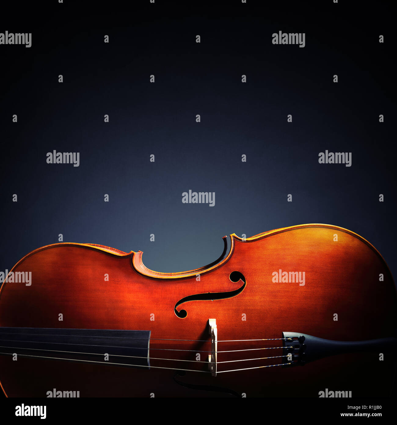 Cello auf schwarzen Hintergrund mit Kopie Raum für klassische Musik, Album oder cd-cover Stockfoto