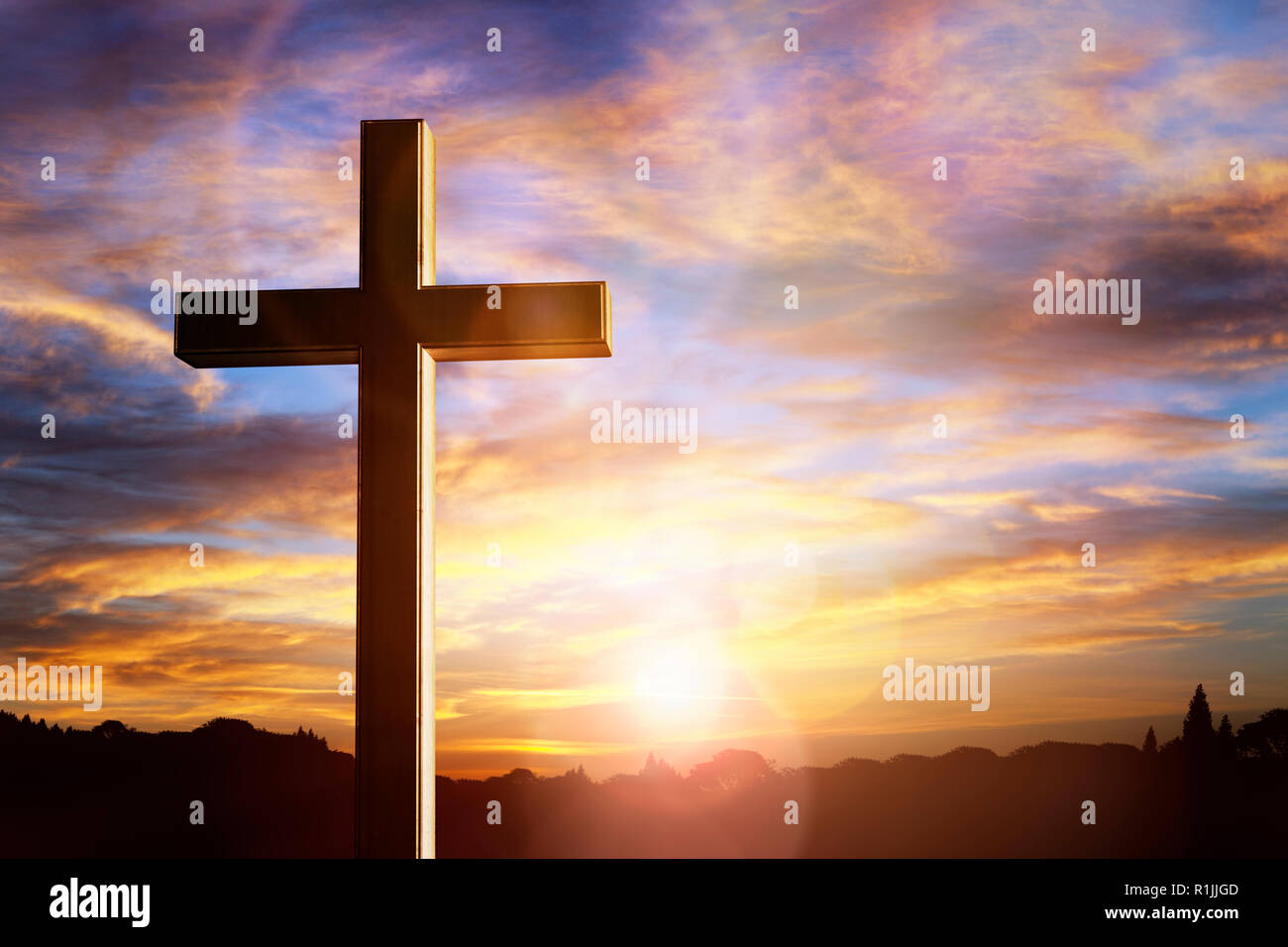 Kruzifix Kreuz bei Sonnenuntergang im Hintergrund, die Kreuzigung Jesu Christi Stockfoto