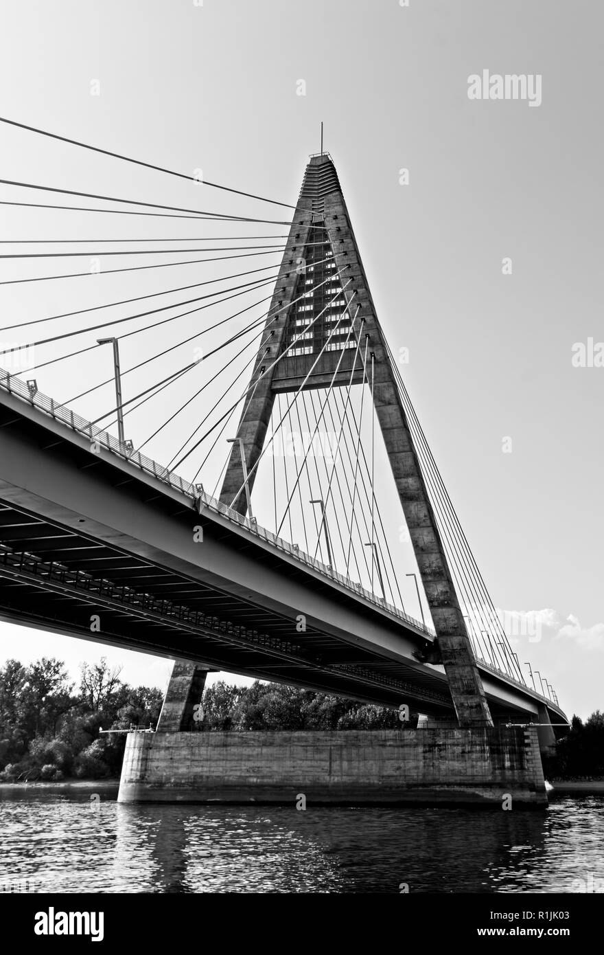 Autobahn M 0 Brücke über der Donau am nördlichen Stadtrand von Budapest, Ungarn. Stockfoto